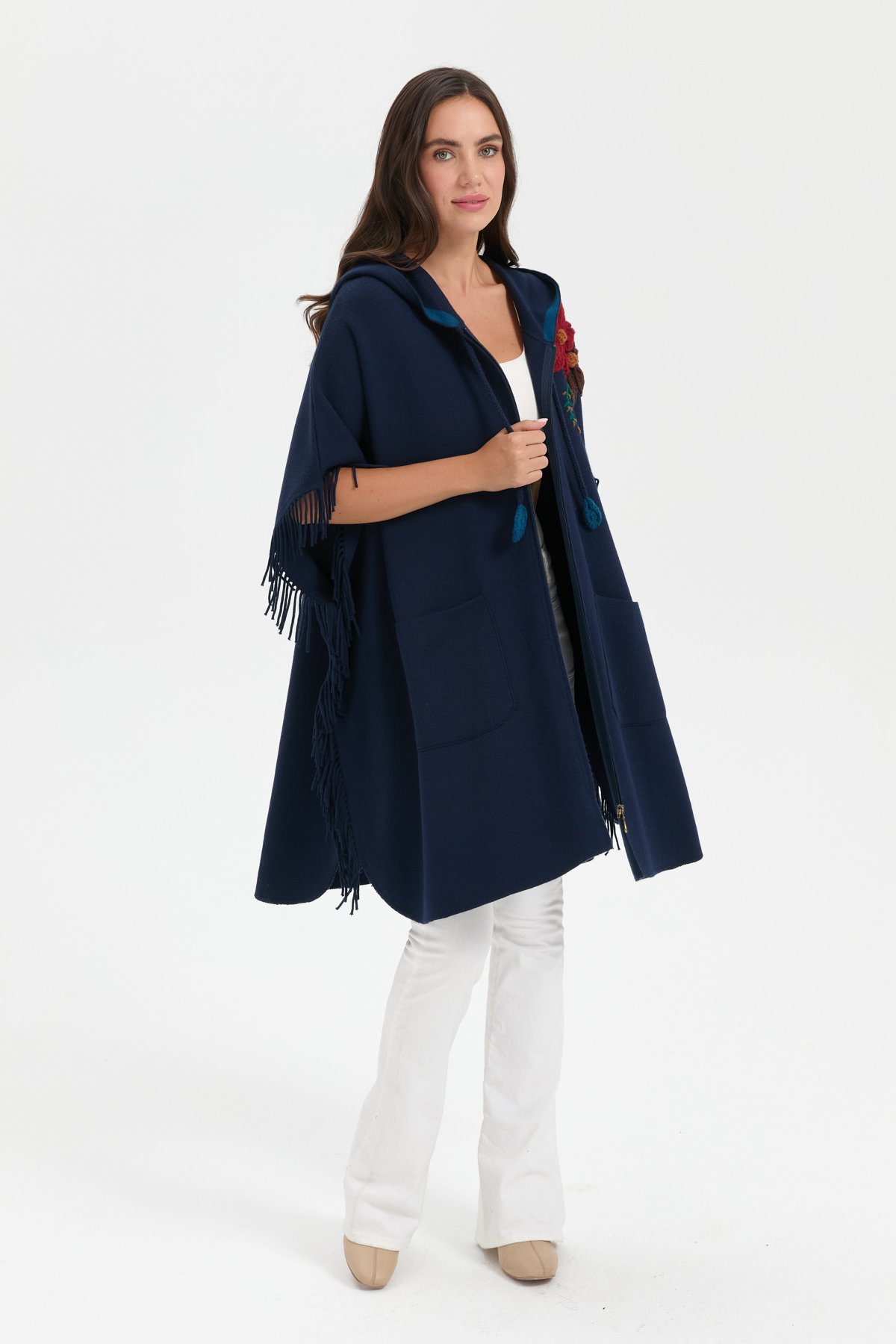 24064Kadın Kapüşonlu Omzu Çiçek İşlemeli Yün Panço Lacivert