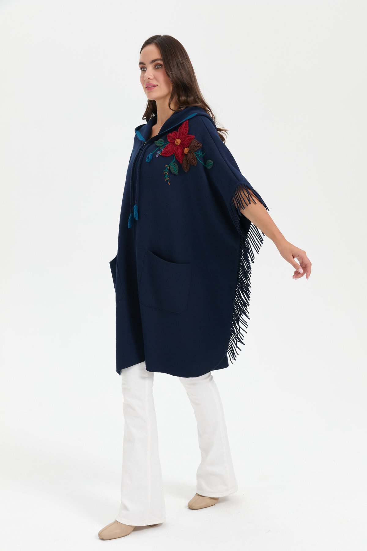 24064Kadın Kapüşonlu Omzu Çiçek İşlemeli Yün Panço Lacivert