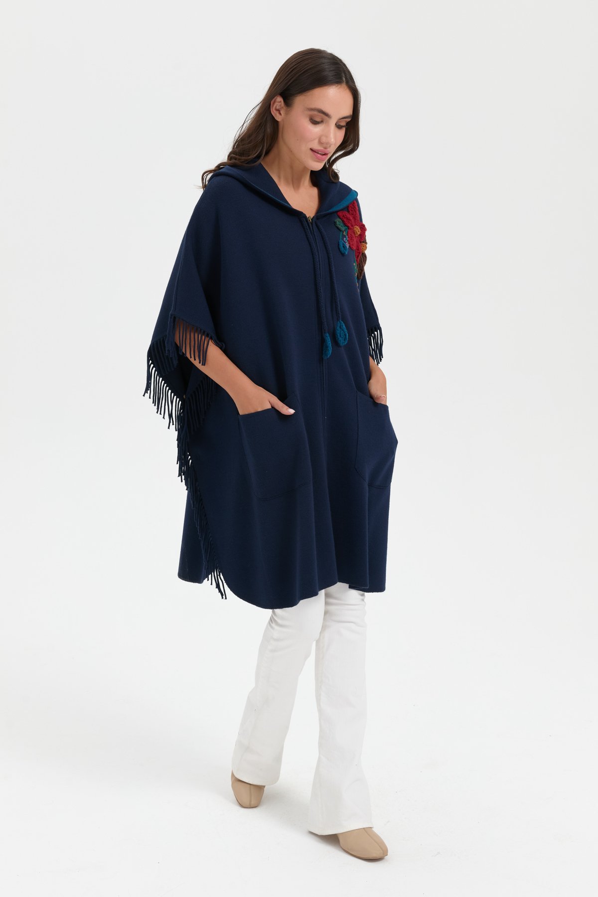 24064Kadın Kapüşonlu Omzu Çiçek İşlemeli Yün Panço Lacivert
