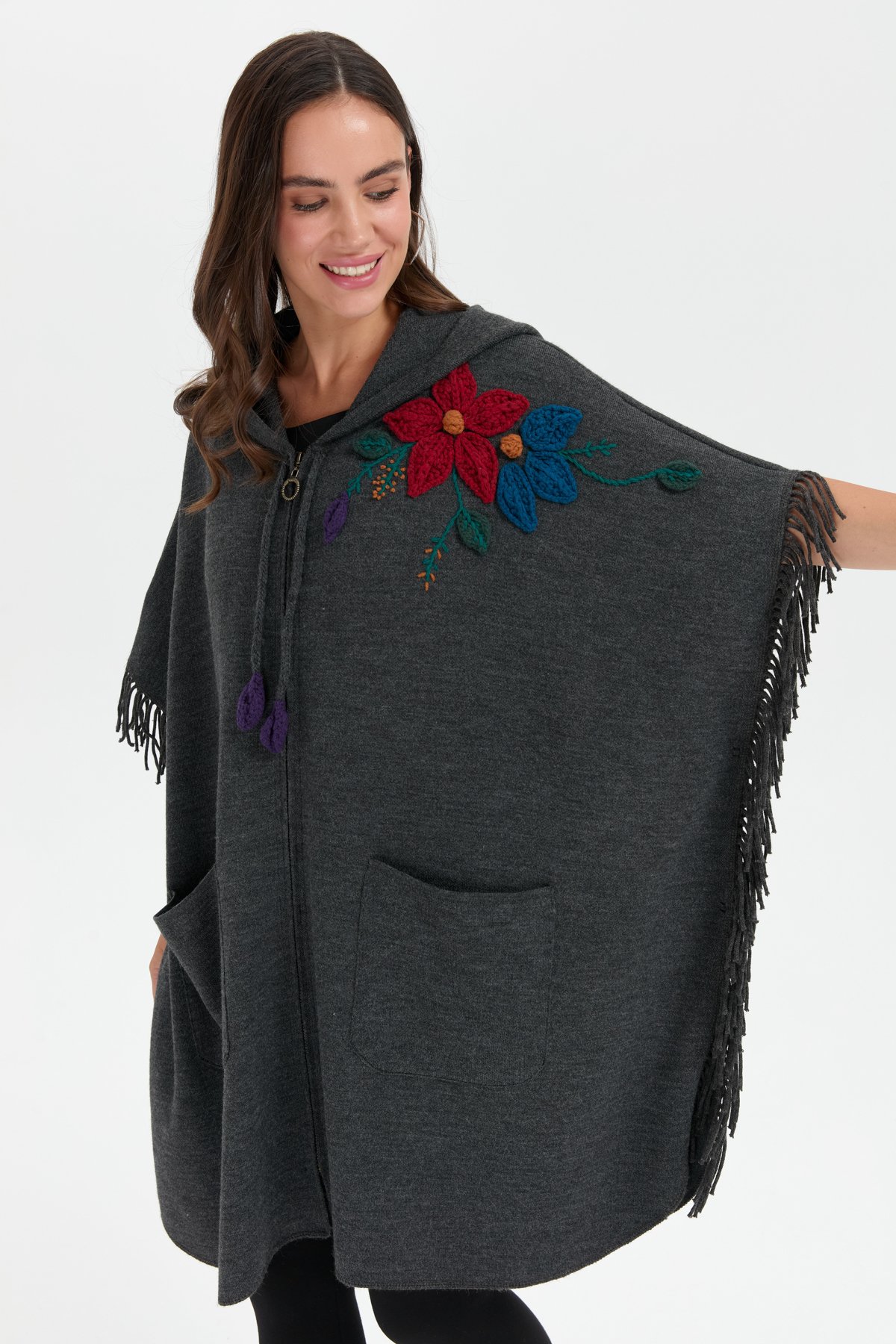 24064Kadın Kapüşonlu Omzu Çiçek İşlemeli Yün Panço K.Füme