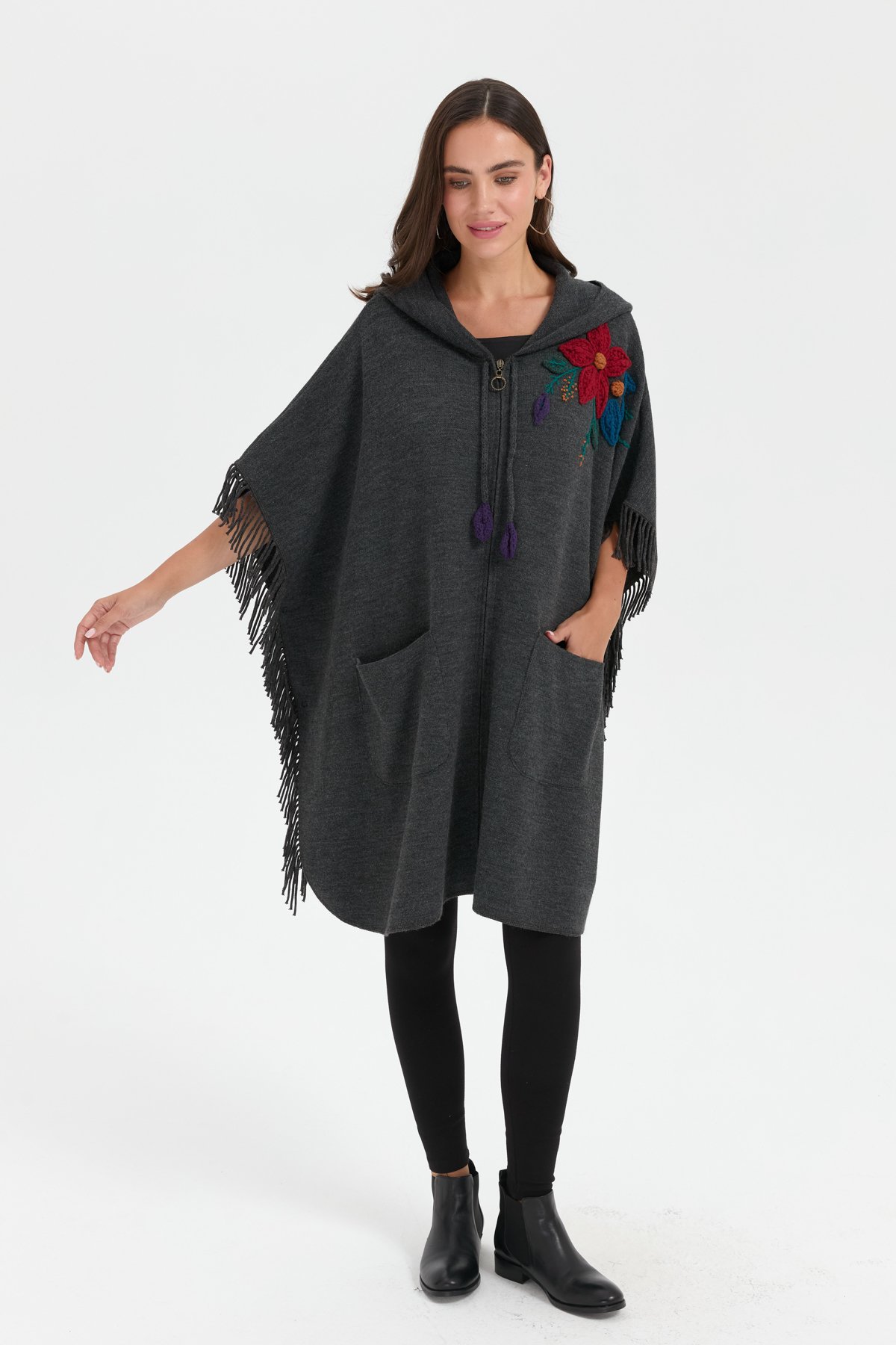 24064Kadın Kapüşonlu Omzu Çiçek İşlemeli Yün Panço K.Füme