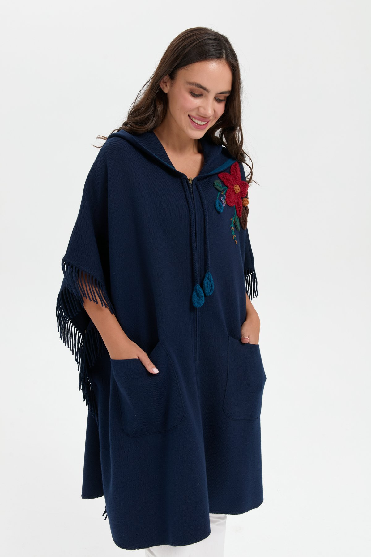 24064Kadın Kapüşonlu Omzu Çiçek İşlemeli Yün Panço Lacivert