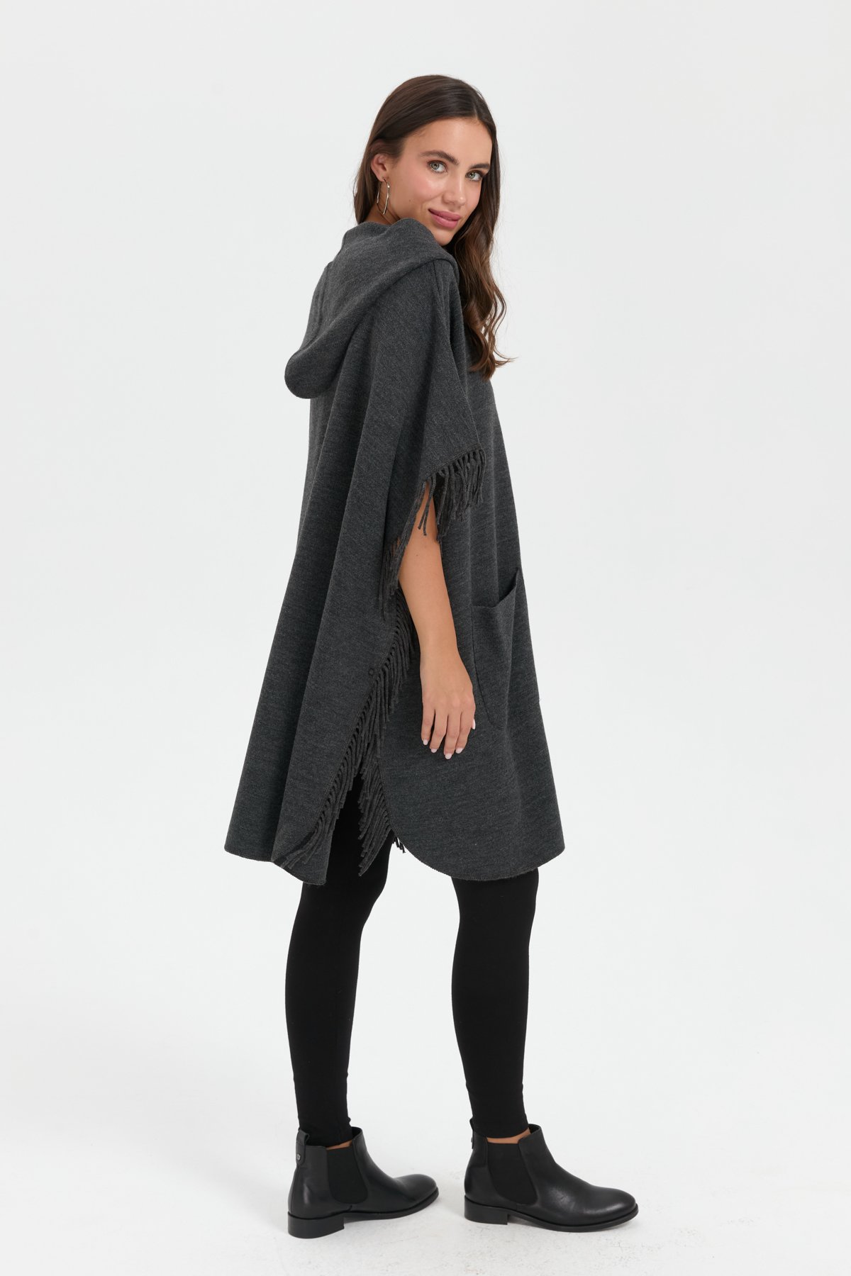 24064Kadın Kapüşonlu Omzu Çiçek İşlemeli Yün Panço K.Füme