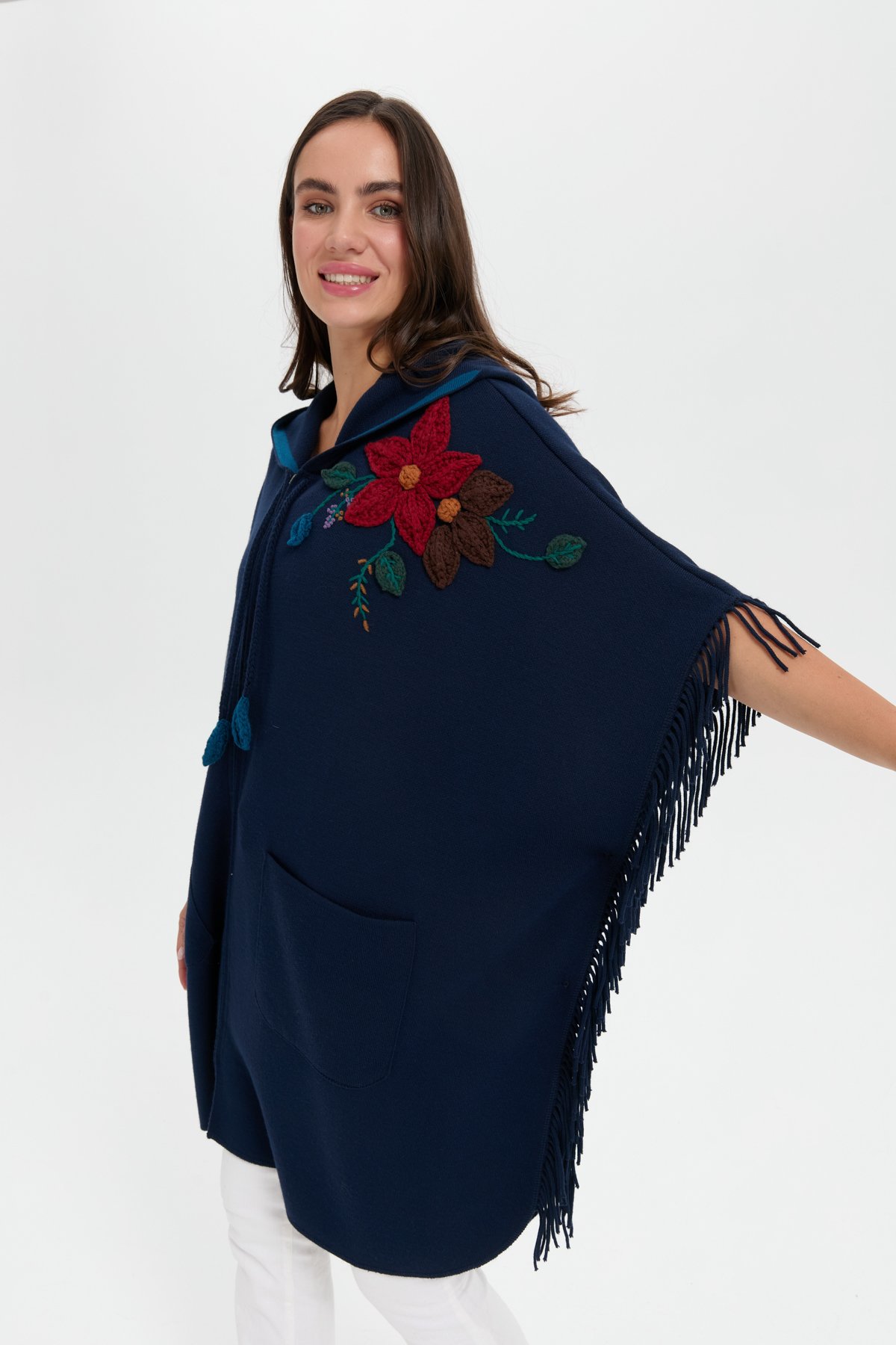 24064Kadın Kapüşonlu Omzu Çiçek İşlemeli Yün Panço Lacivert