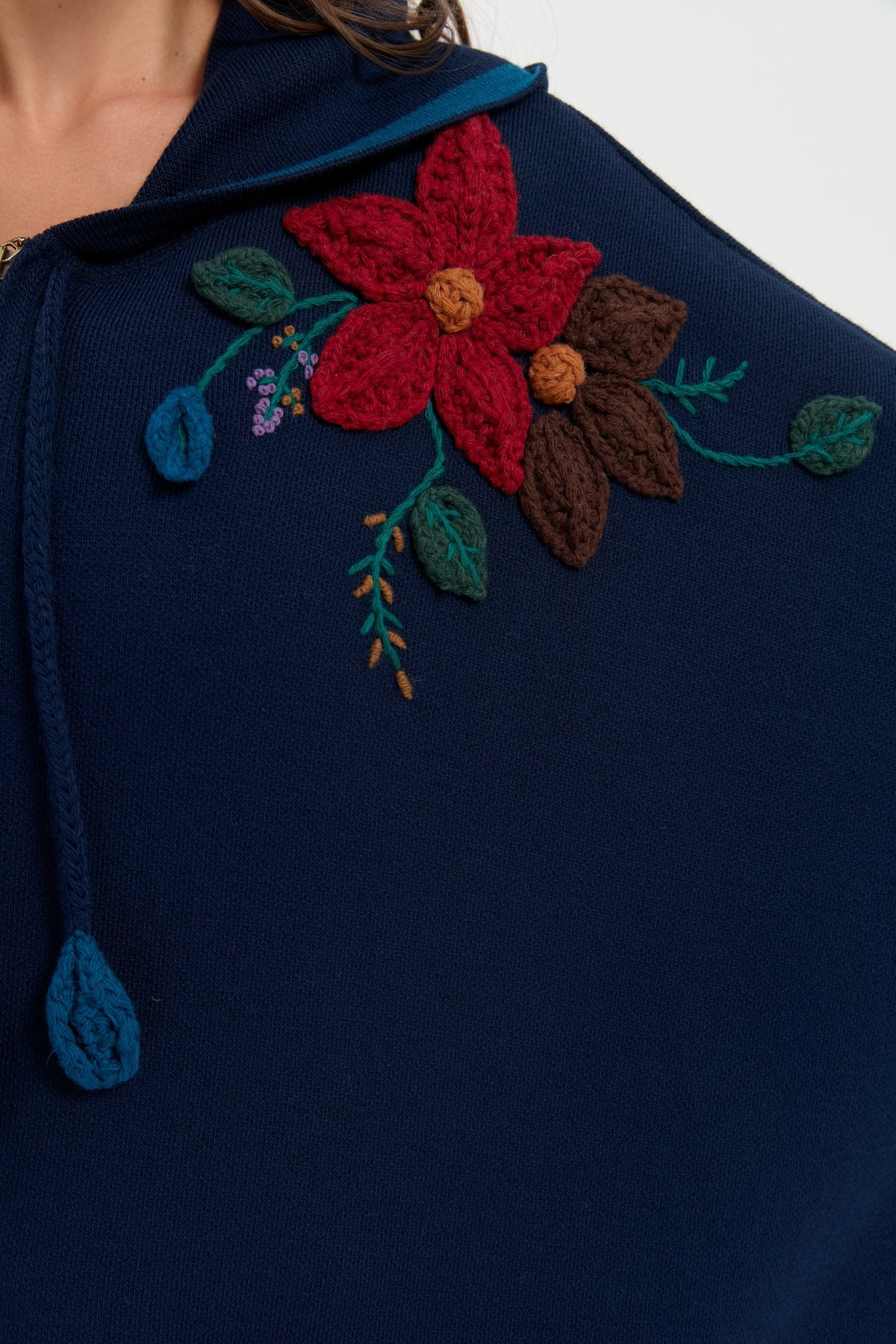 24064Kadın Kapüşonlu Omzu Çiçek İşlemeli Yün Panço Lacivert