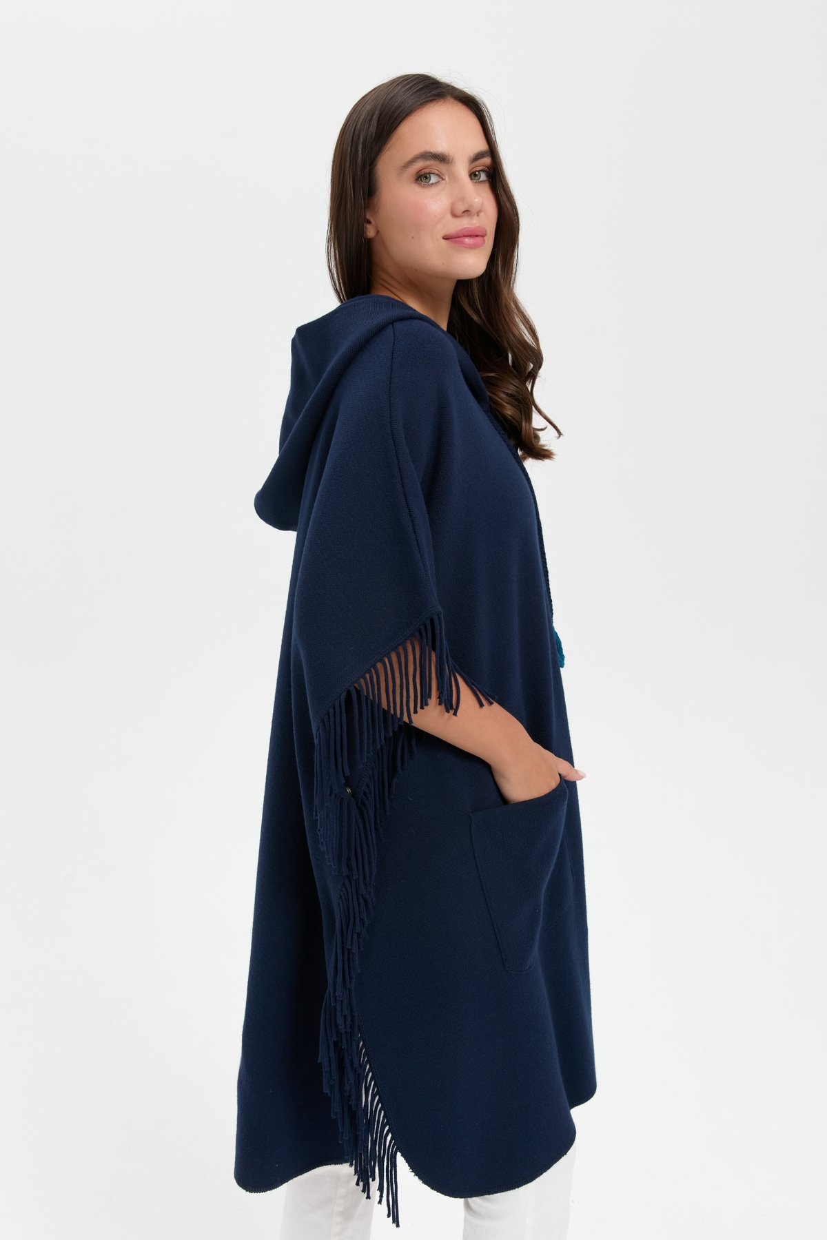 24064Kadın Kapüşonlu Omzu Çiçek İşlemeli Yün Panço Lacivert