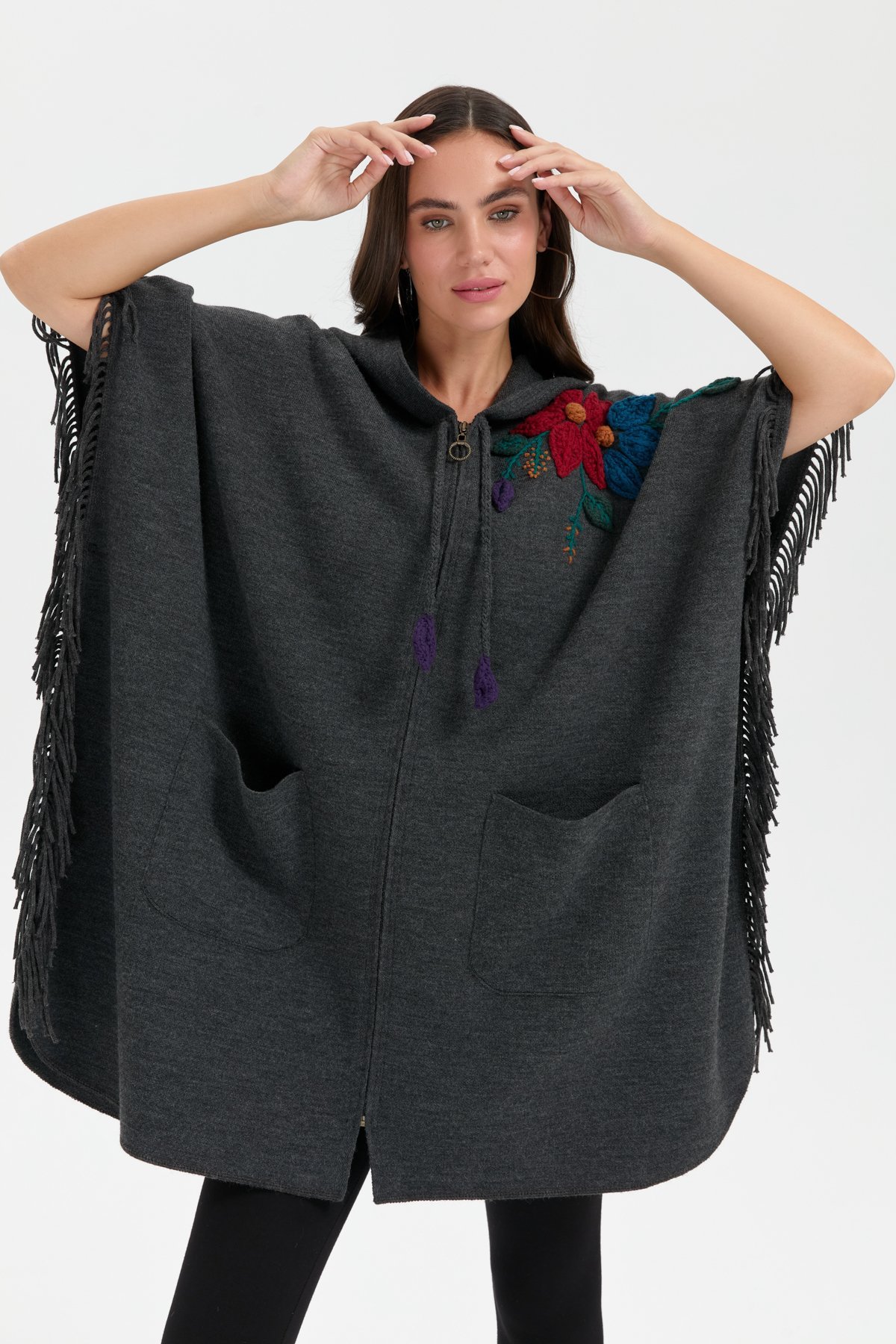 24064Kadın Kapüşonlu Omzu Çiçek İşlemeli Yün Panço K.Füme