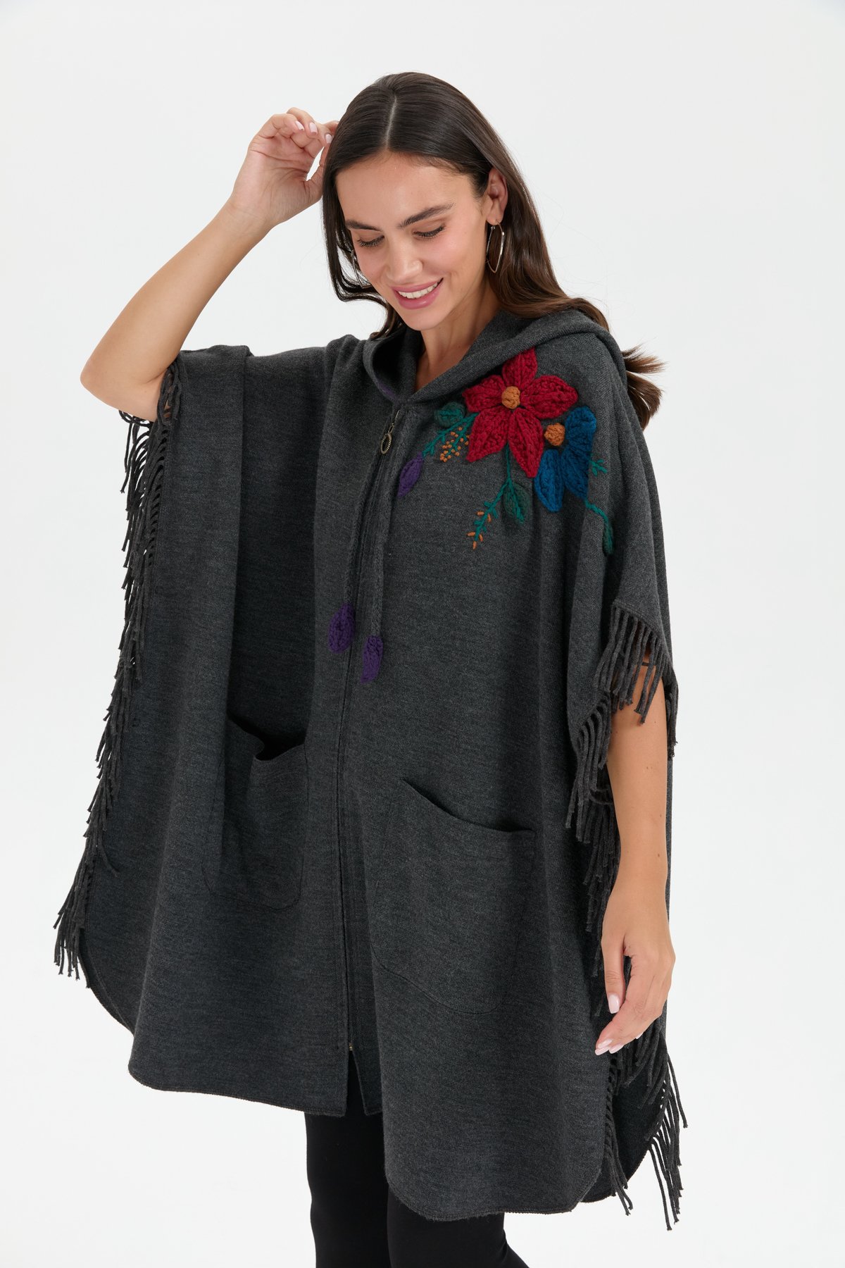 24064Kadın Kapüşonlu Omzu Çiçek İşlemeli Yün Panço K.Füme