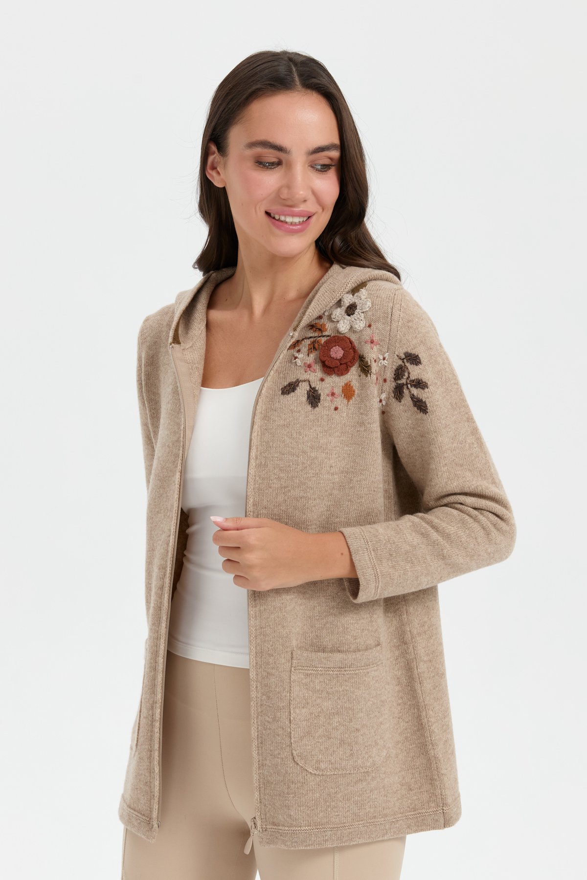 24080Kadın Kapüşonlu Omzu İşlemeli Araboy Yün Hırka K.Bej