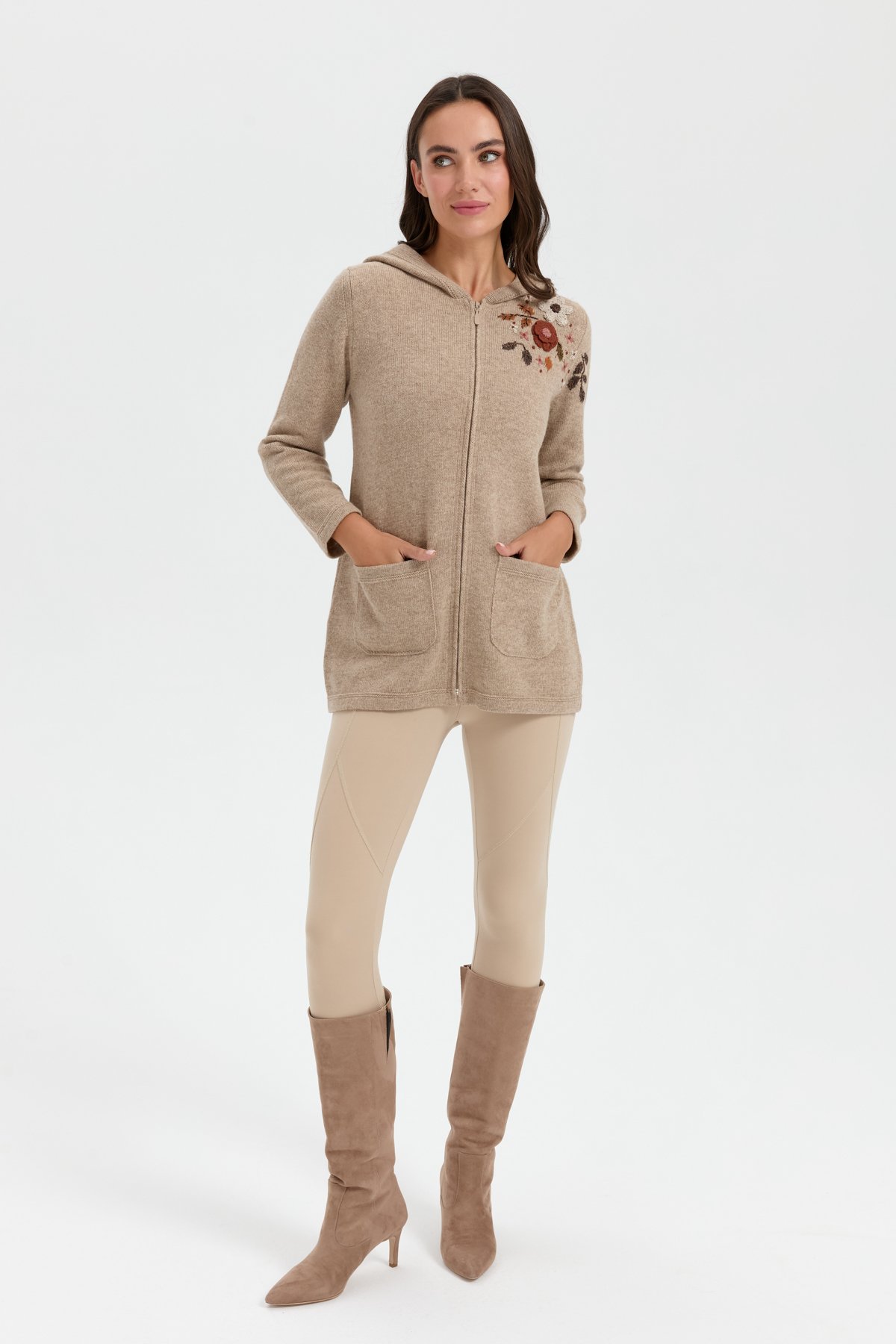 24080Kadın Kapüşonlu Omzu İşlemeli Araboy Yün Hırka K.Bej