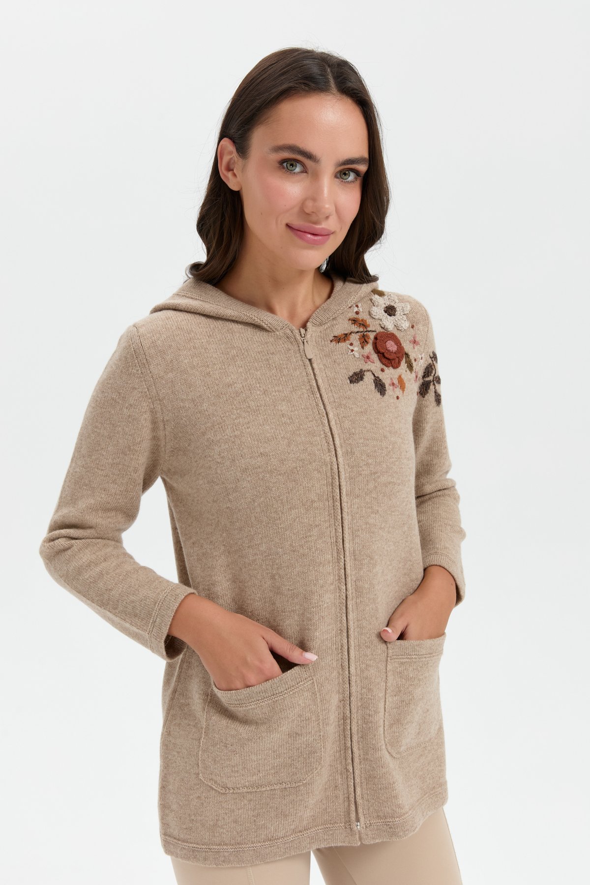 24080Kadın Kapüşonlu Omzu İşlemeli Araboy Yün Hırka K.Bej