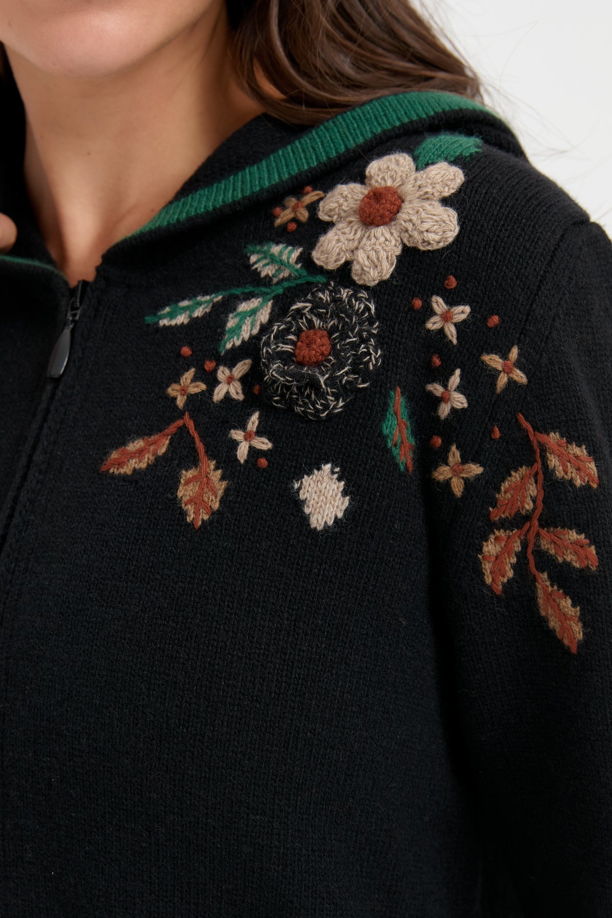 24080Kadın Kapüşonlu Omzu İşlemeli Araboy Yün Hırka Siyah