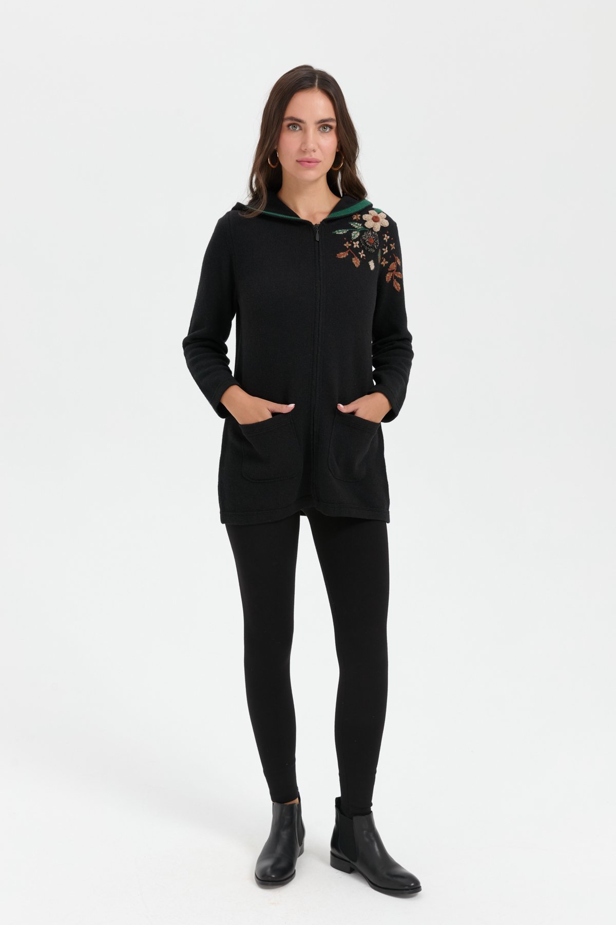 24080Kadın Kapüşonlu Omzu İşlemeli Araboy Yün Hırka Siyah