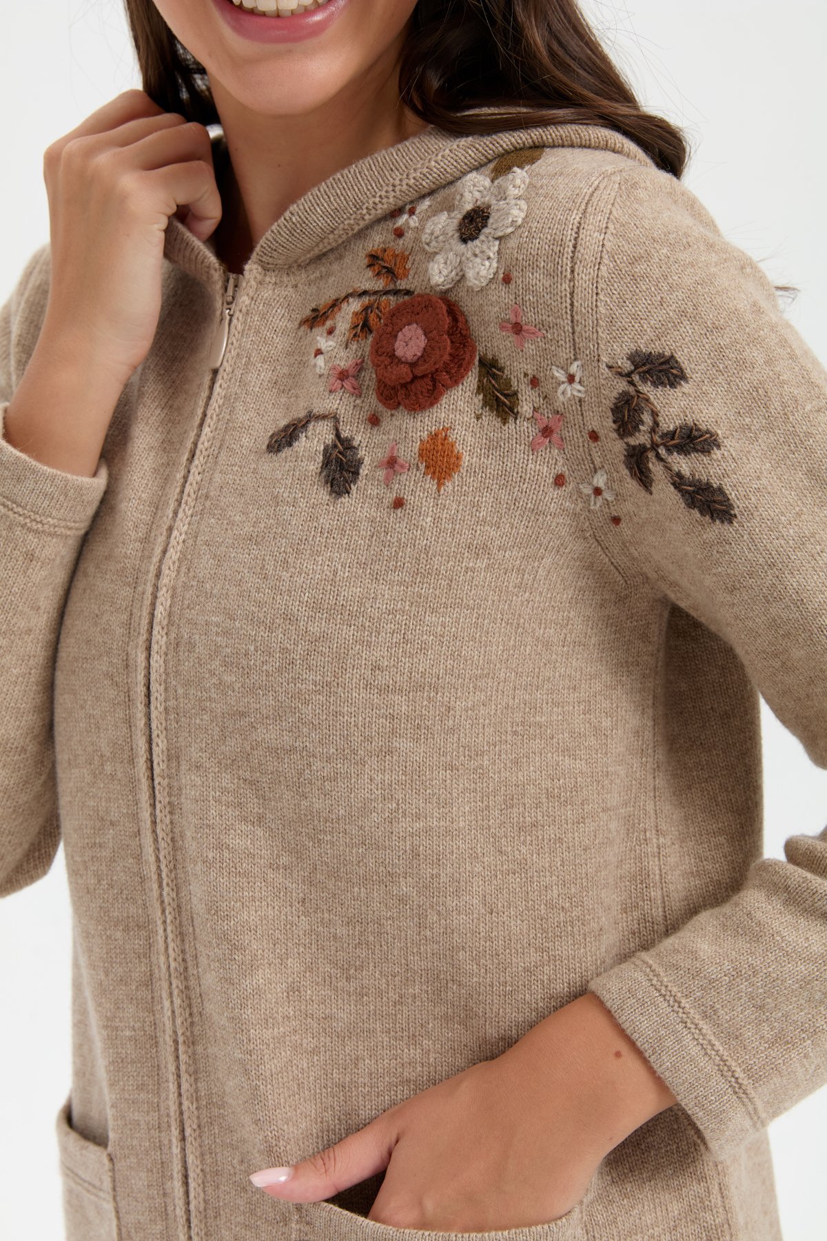 24080Kadın Kapüşonlu Omzu İşlemeli Araboy Yün Hırka K.Bej