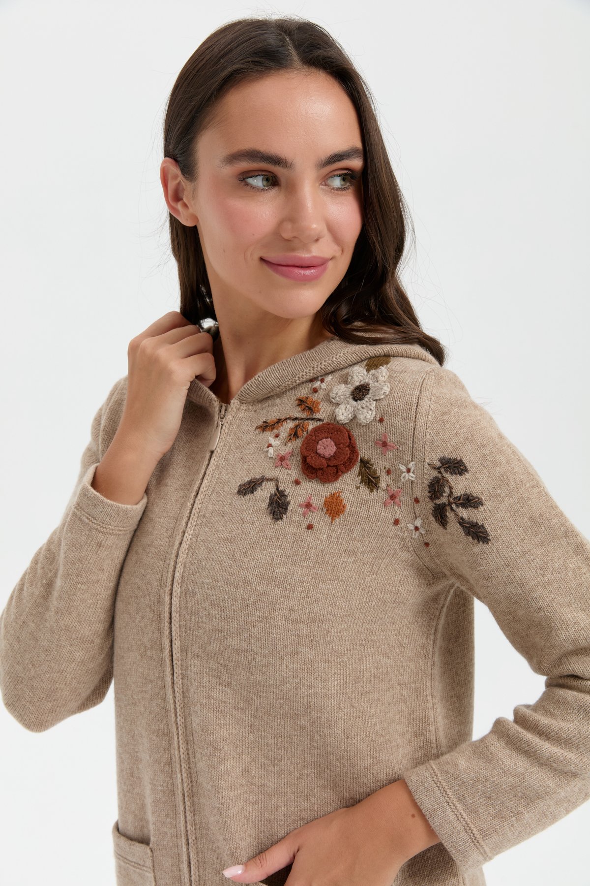 24080Kadın Kapüşonlu Omzu İşlemeli Araboy Yün Hırka K.Bej