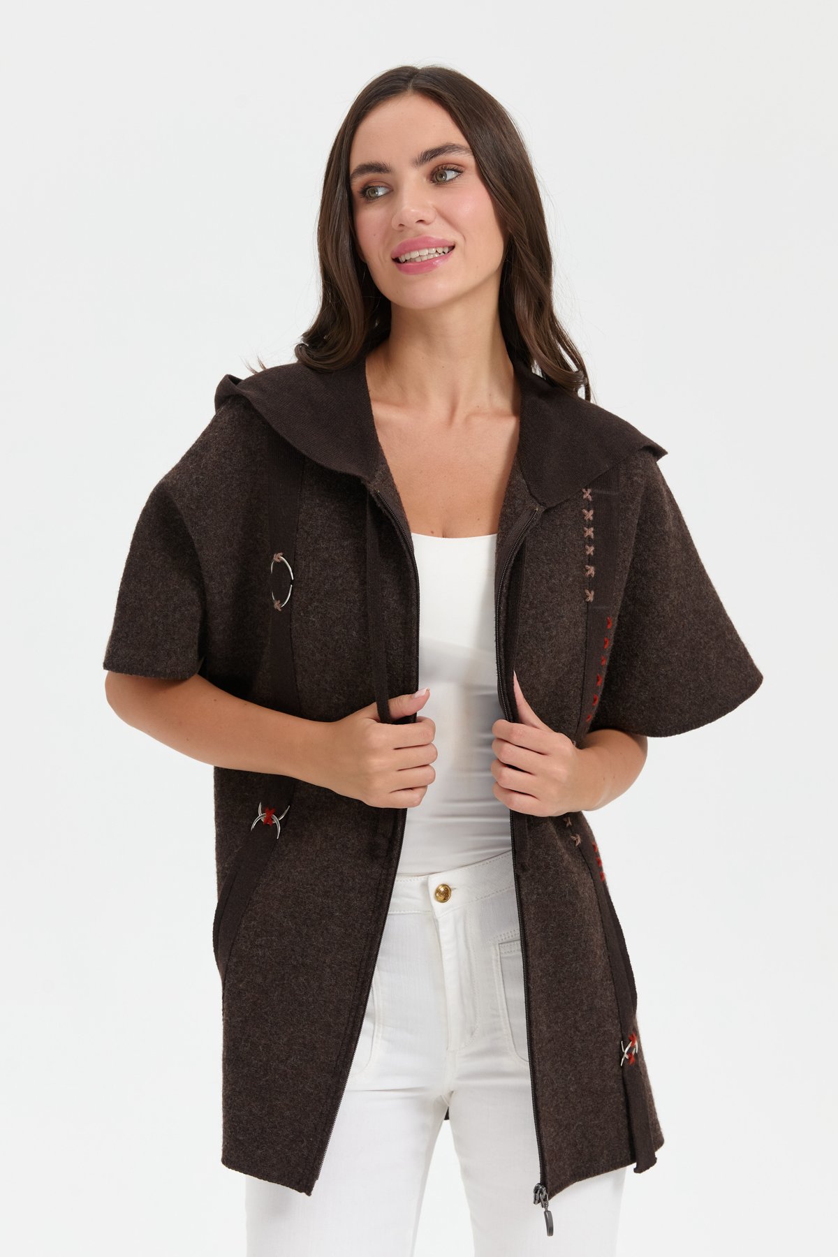 24081Kadın Kapüşonlu Önü Keçe İşlemeli Fermuarlı Yün Panço K.Kahve