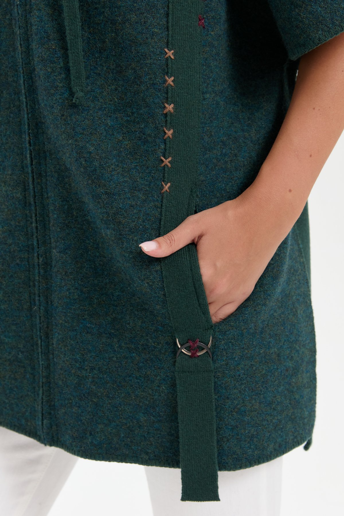 24081Kadın Kapüşonlu Önü Keçe İşlemeli Fermuarlı Yün Panço Yeşil