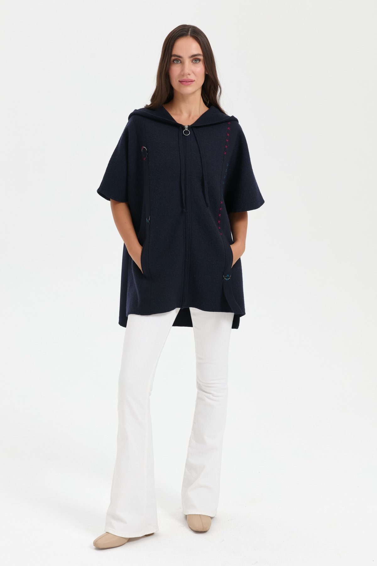 24081Kadın Kapüşonlu Önü Keçe İşlemeli Fermuarlı Yün Panço K.Lacivert