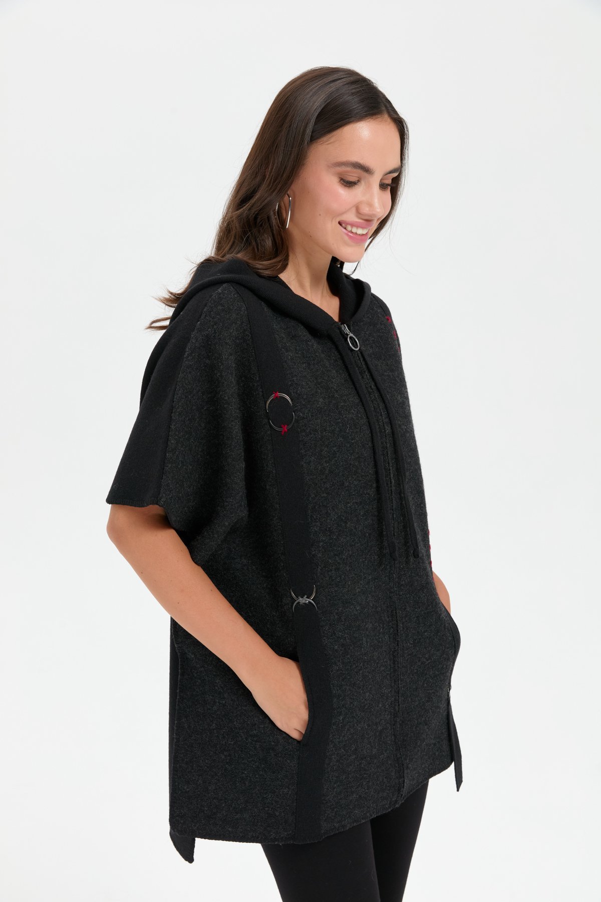 24081Kadın Kapüşonlu Önü Keçe İşlemeli Fermuarlı Yün Panço Siyah