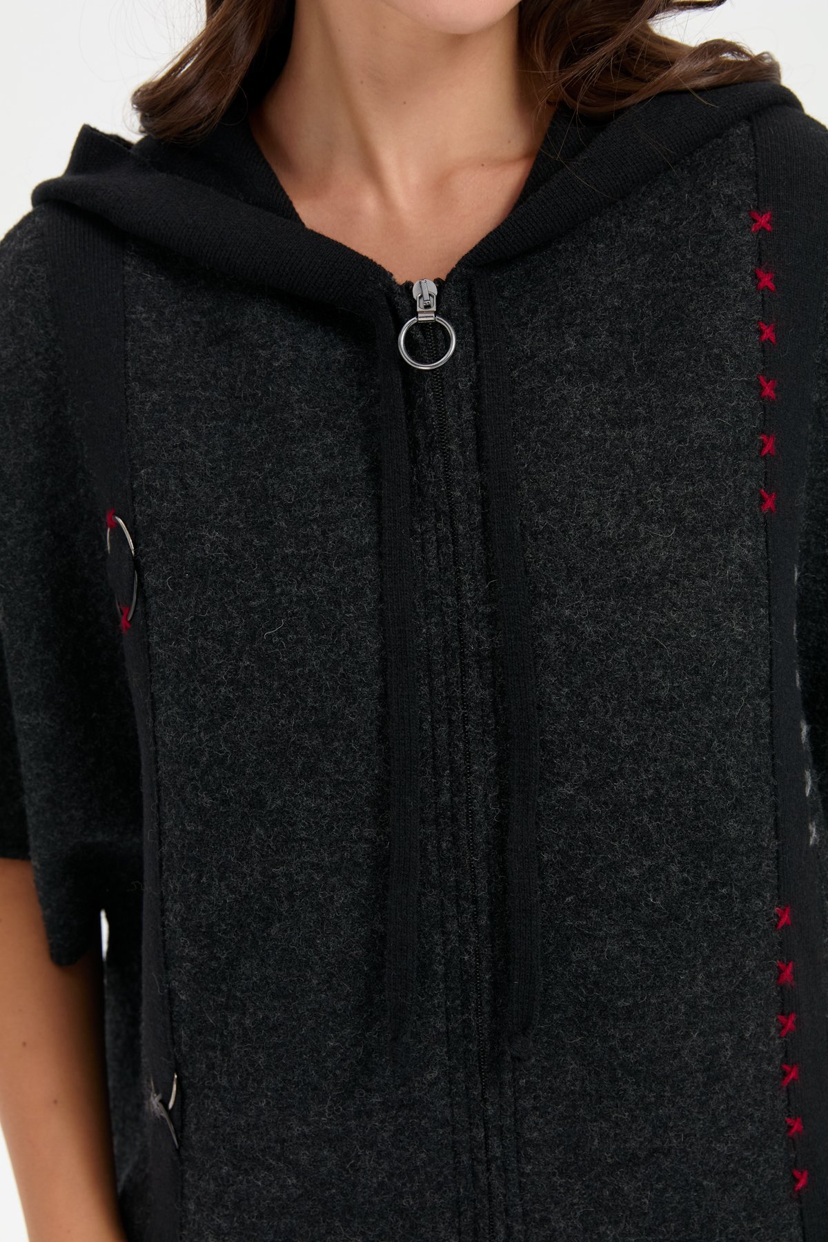 24081Kadın Kapüşonlu Önü Keçe İşlemeli Fermuarlı Yün Panço Siyah