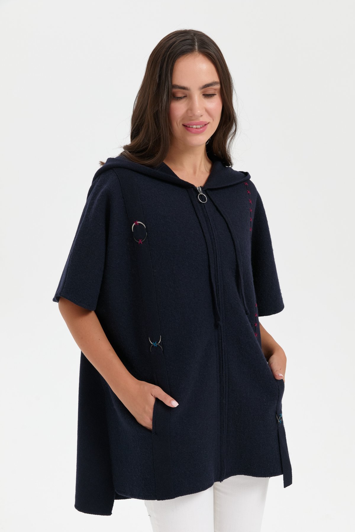 24081Kadın Kapüşonlu Önü Keçe İşlemeli Fermuarlı Yün Panço K.Lacivert