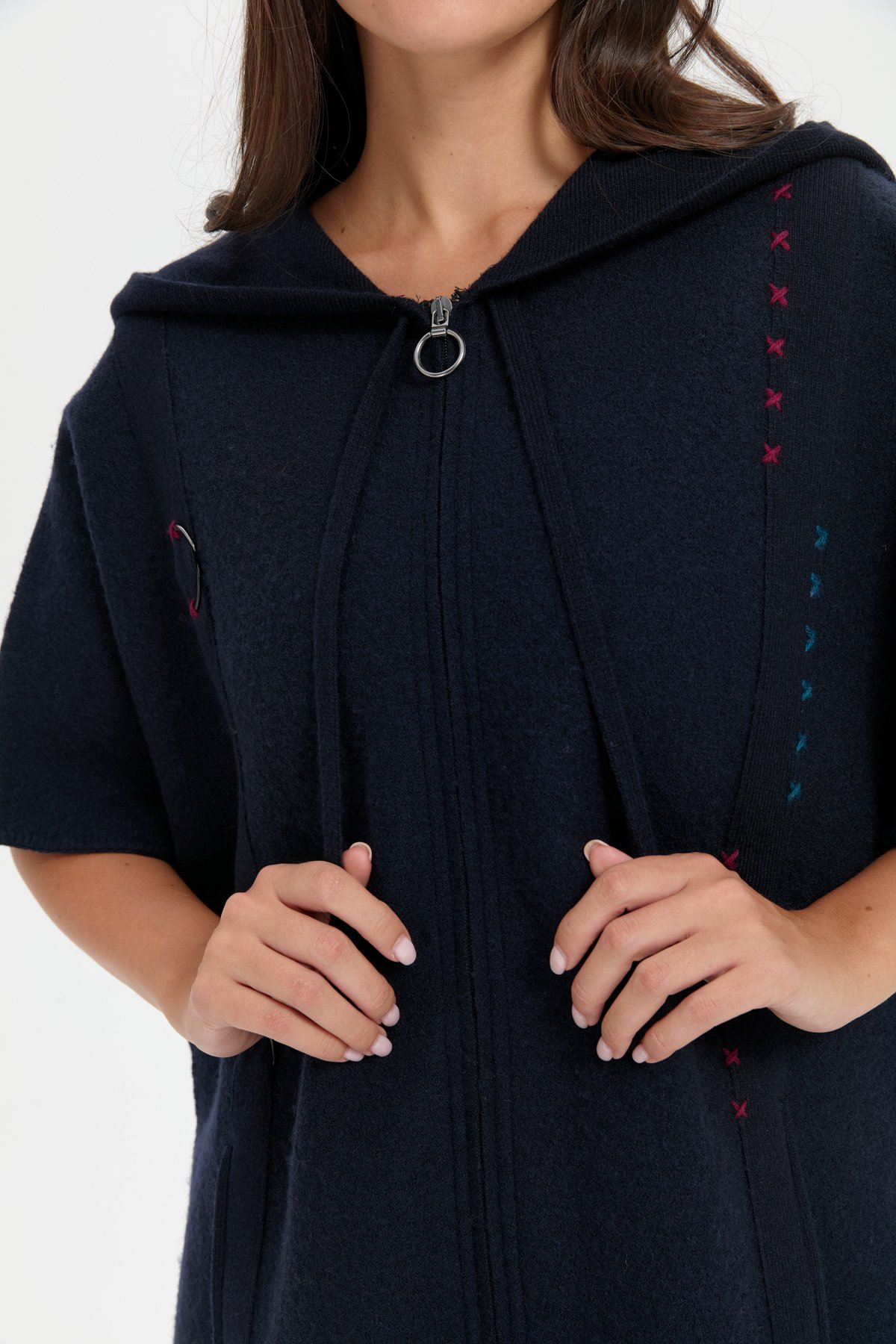 24081Kadın Kapüşonlu Önü Keçe İşlemeli Fermuarlı Yün Panço K.Lacivert