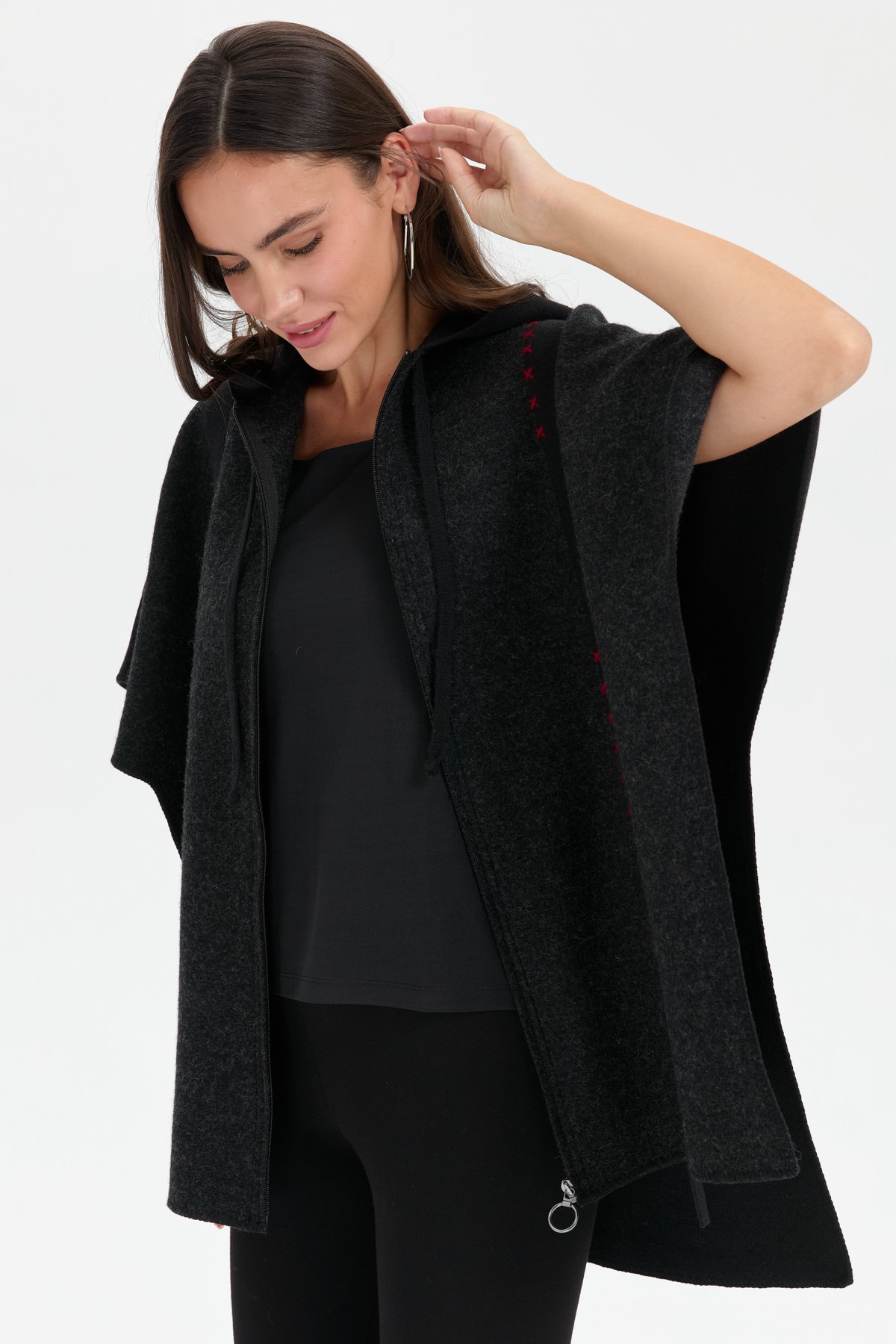 24081Kadın Kapüşonlu Önü Keçe İşlemeli Fermuarlı Yün Panço Siyah