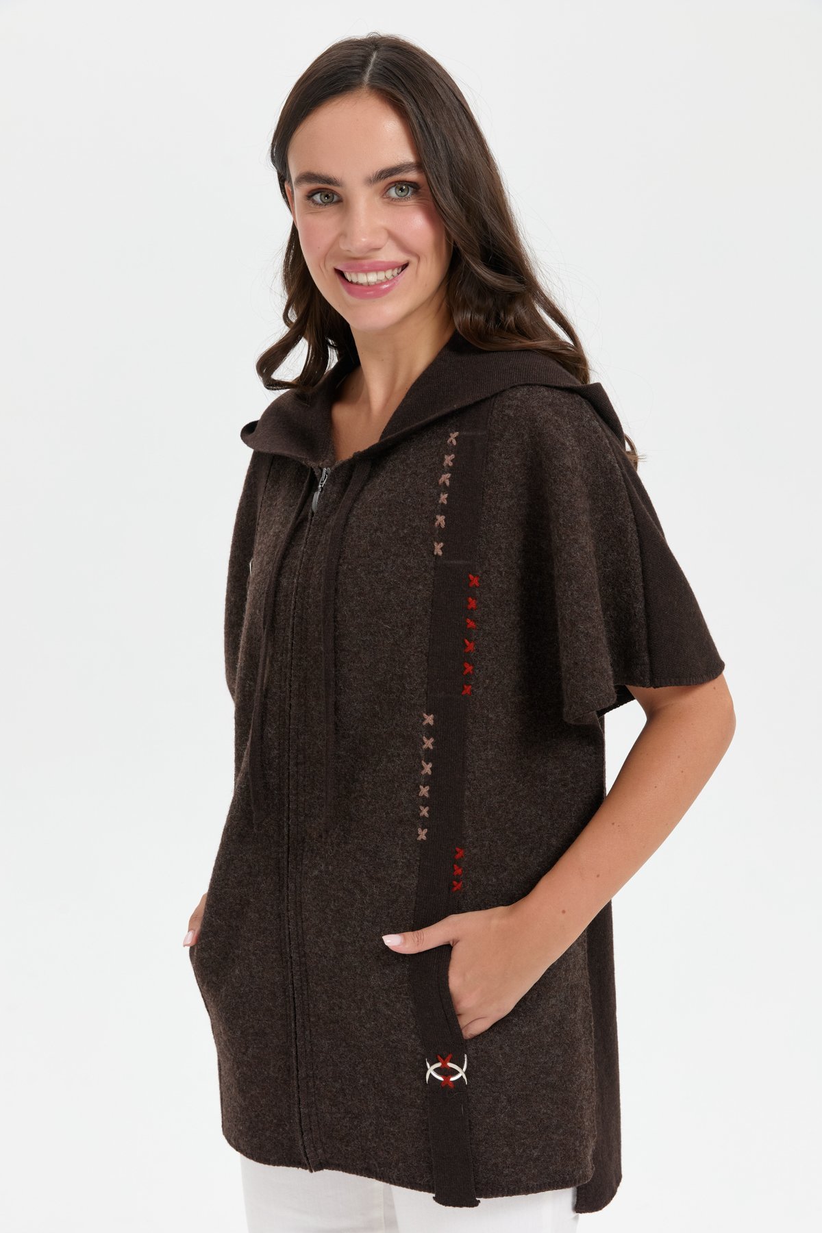 24081Kadın Kapüşonlu Önü Keçe İşlemeli Fermuarlı Yün Panço K.Kahve