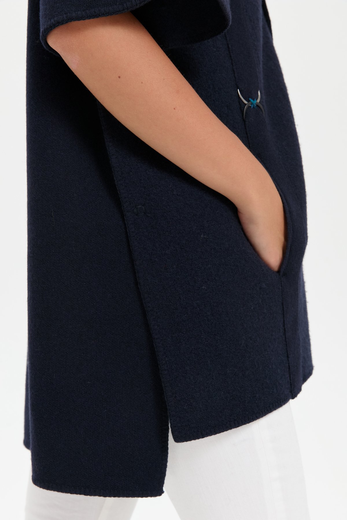 24081Kadın Kapüşonlu Önü Keçe İşlemeli Fermuarlı Yün Panço K.Lacivert