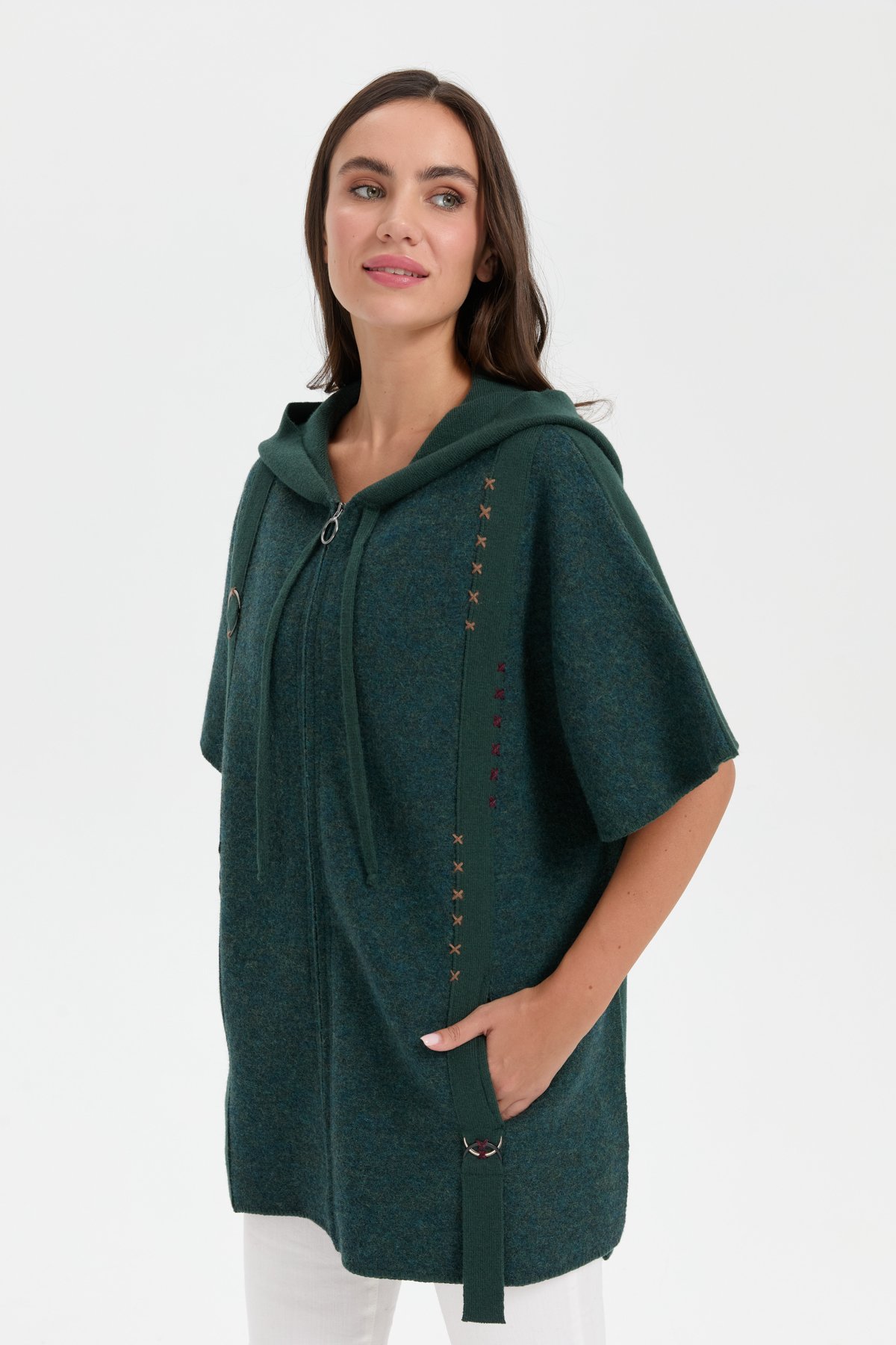 24081Kadın Kapüşonlu Önü Keçe İşlemeli Fermuarlı Yün Panço Yeşil