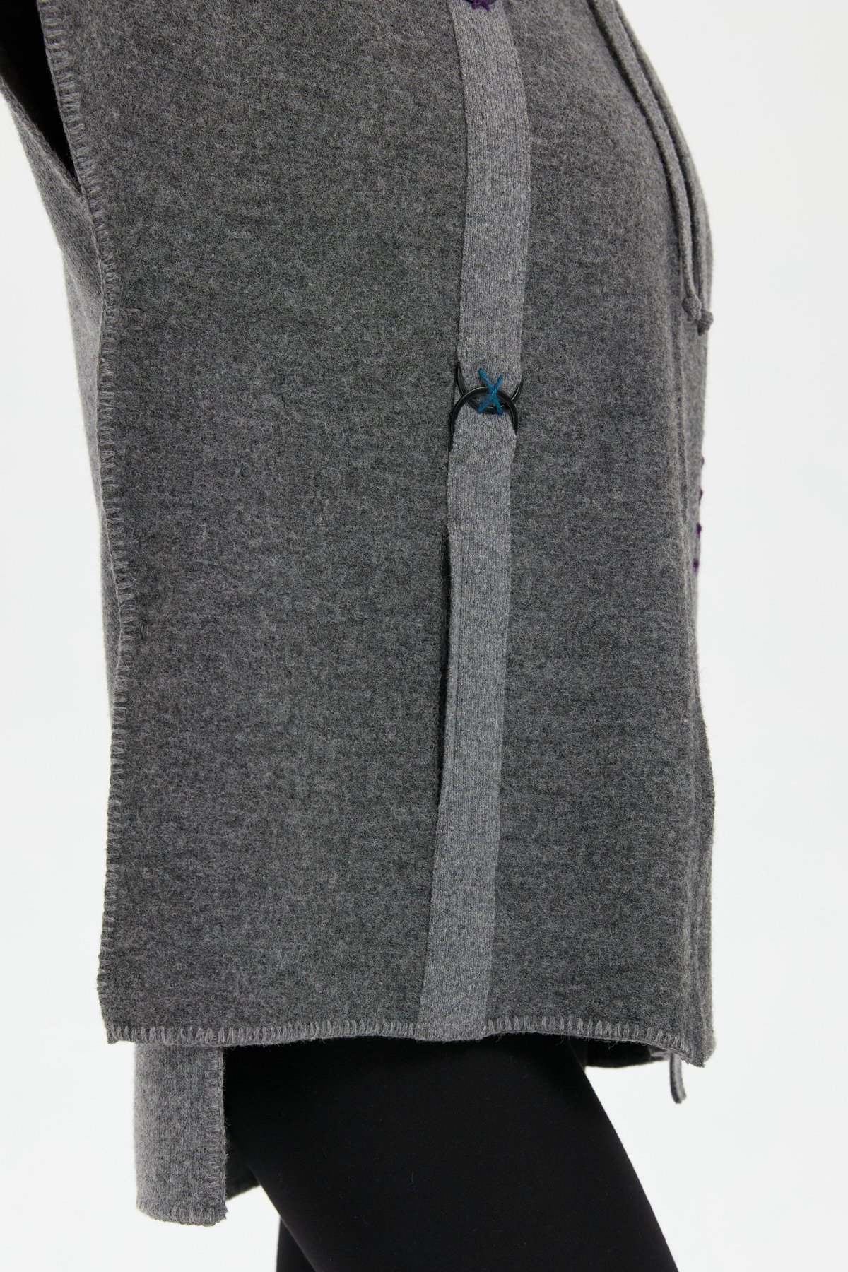 24081Kadın Kapüşonlu Önü Keçe İşlemeli Fermuarlı Yün Panço Füme