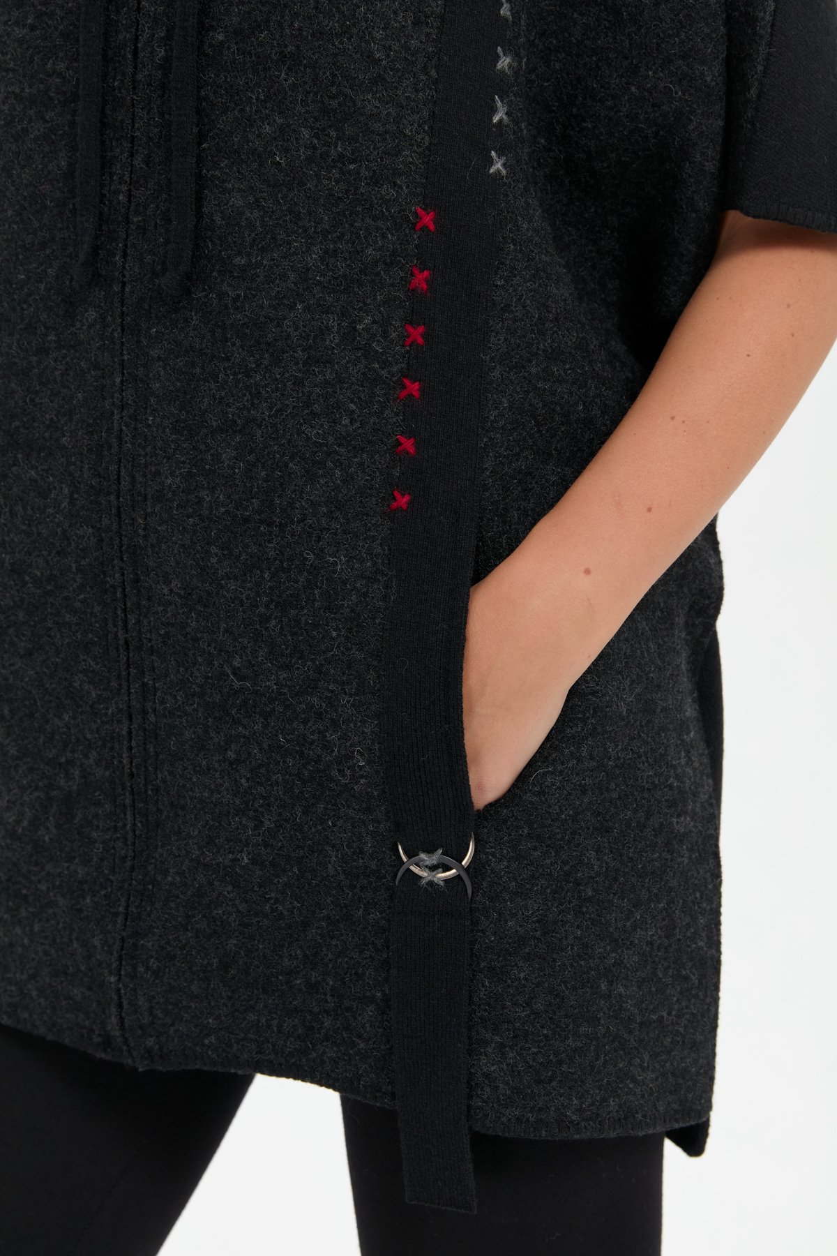 24081Kadın Kapüşonlu Önü Keçe İşlemeli Fermuarlı Yün Panço Siyah