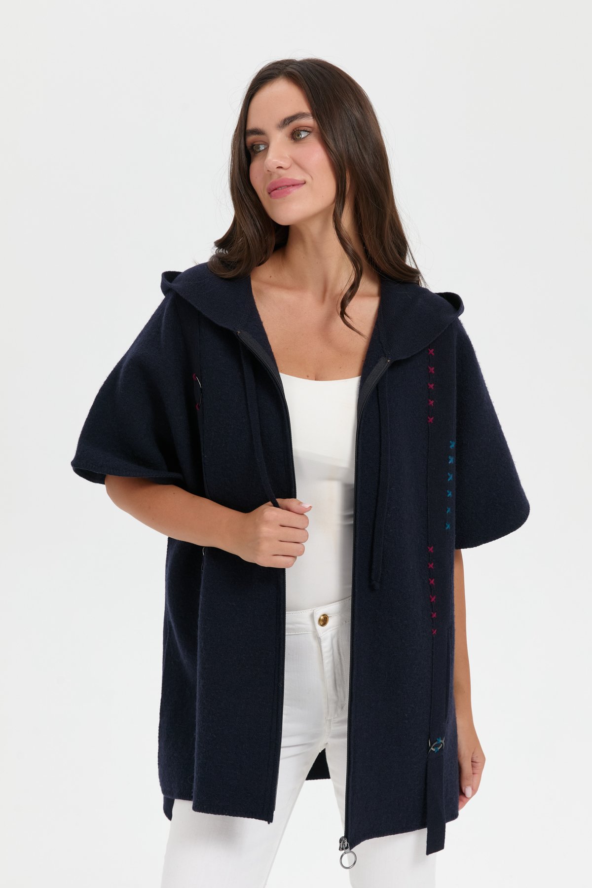 24081Kadın Kapüşonlu Önü Keçe İşlemeli Fermuarlı Yün Panço K.Lacivert