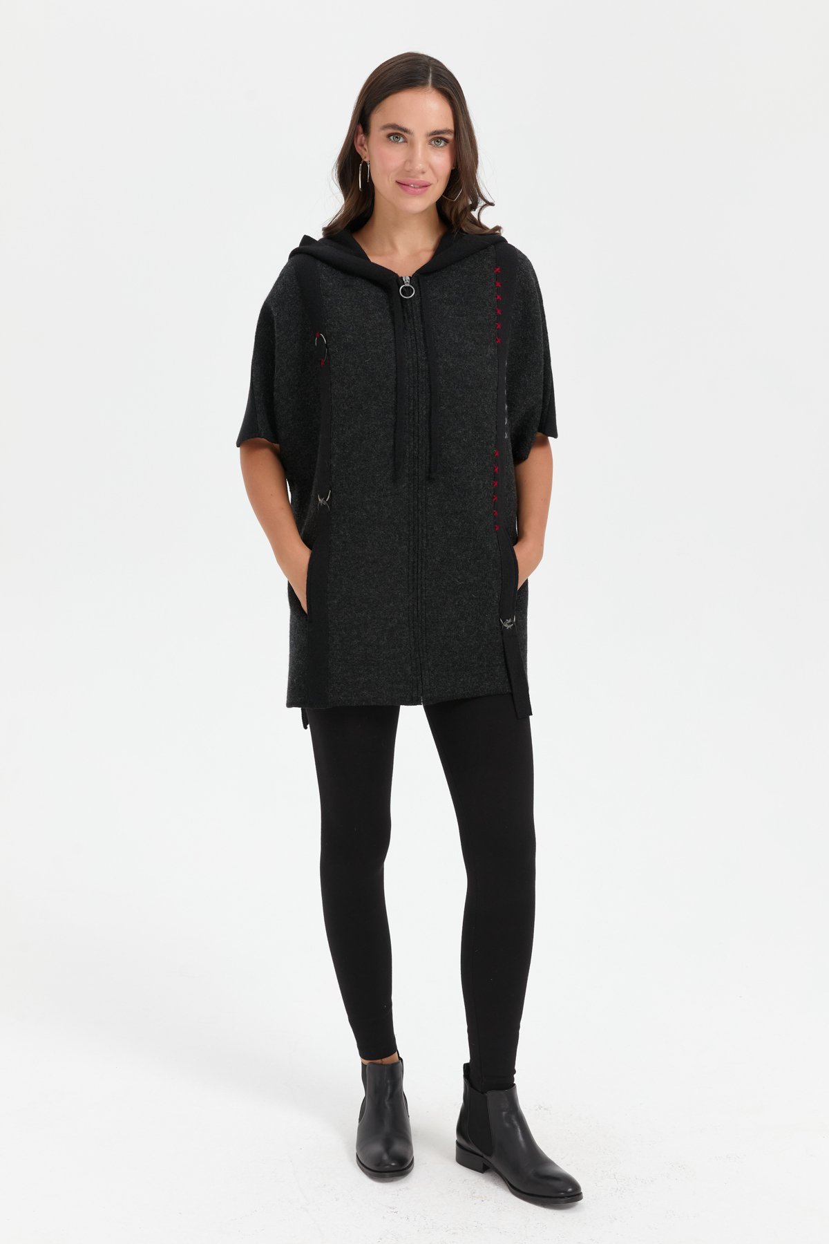 24081Kadın Kapüşonlu Önü Keçe İşlemeli Fermuarlı Yün Panço Siyah