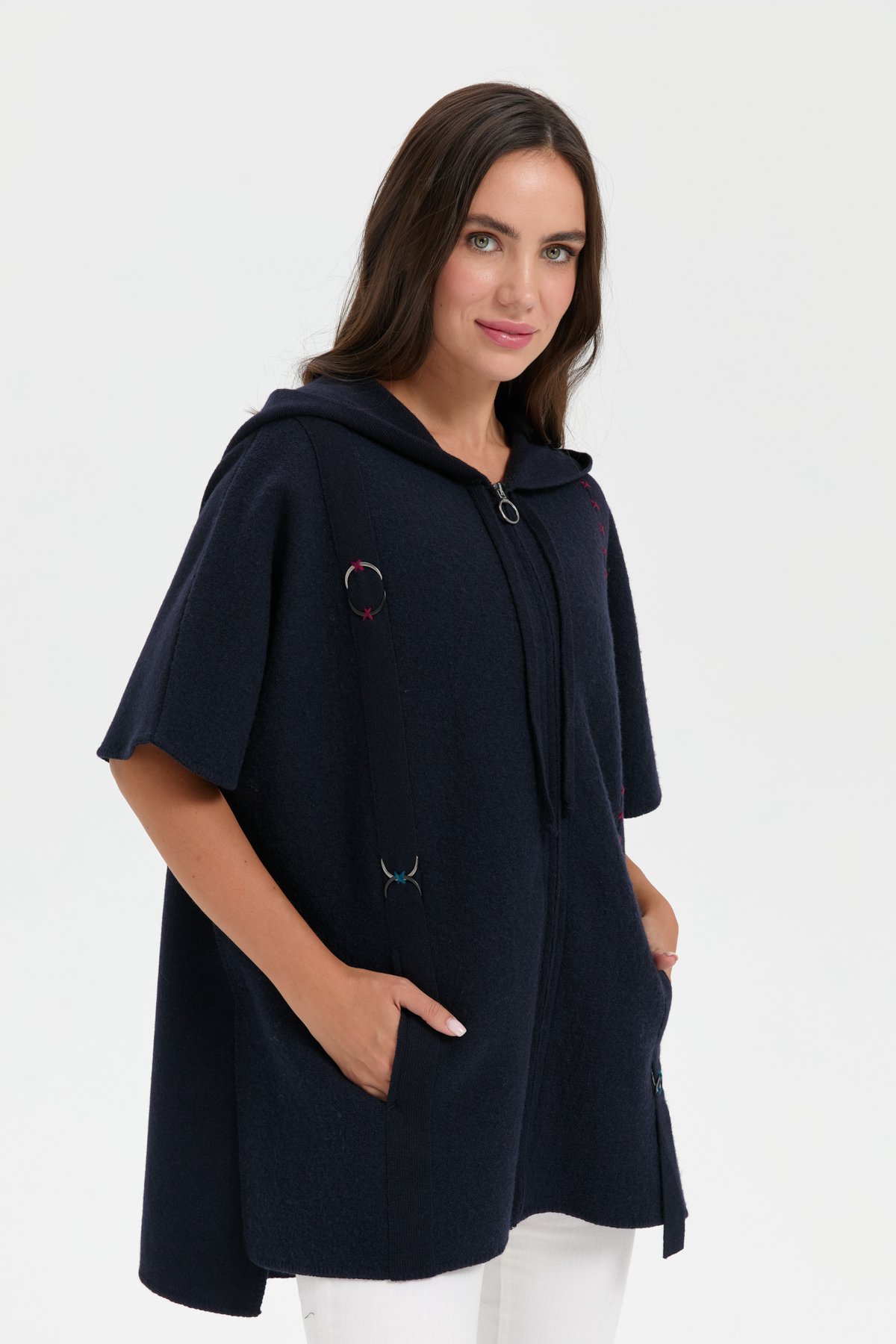 24081Kadın Kapüşonlu Önü Keçe İşlemeli Fermuarlı Yün Panço K.Lacivert