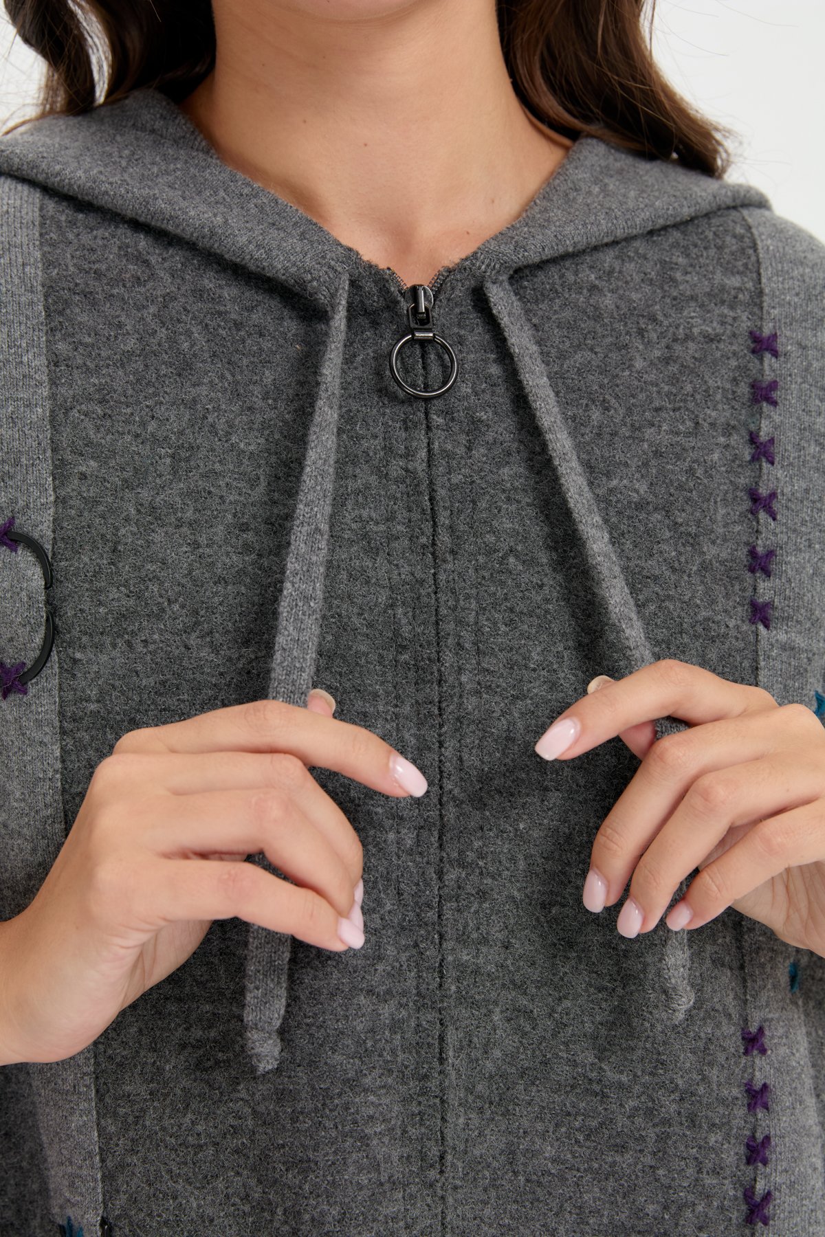 24081Kadın Kapüşonlu Önü Keçe İşlemeli Fermuarlı Yün Panço Füme