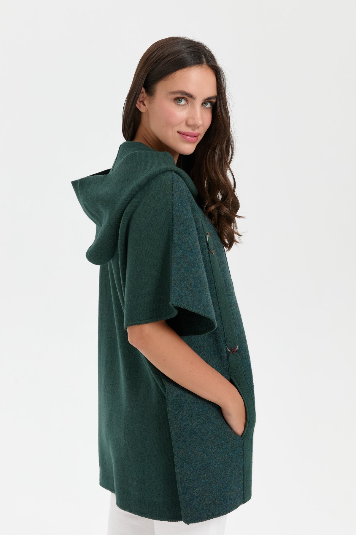 24081Kadın Kapüşonlu Önü Keçe İşlemeli Fermuarlı Yün Panço Yeşil