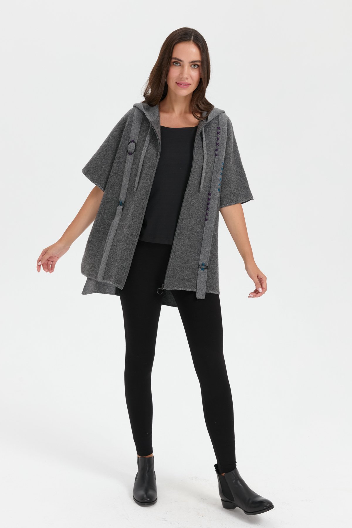 24081Kadın Kapüşonlu Önü Keçe İşlemeli Fermuarlı Yün Panço Füme