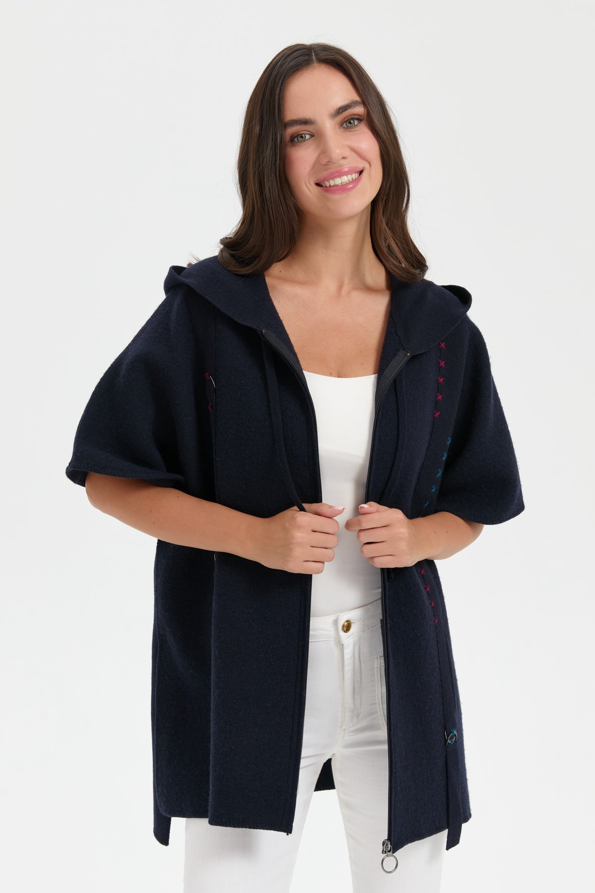 24081Kadın Kapüşonlu Önü Keçe İşlemeli Fermuarlı Yün Panço K.Lacivert