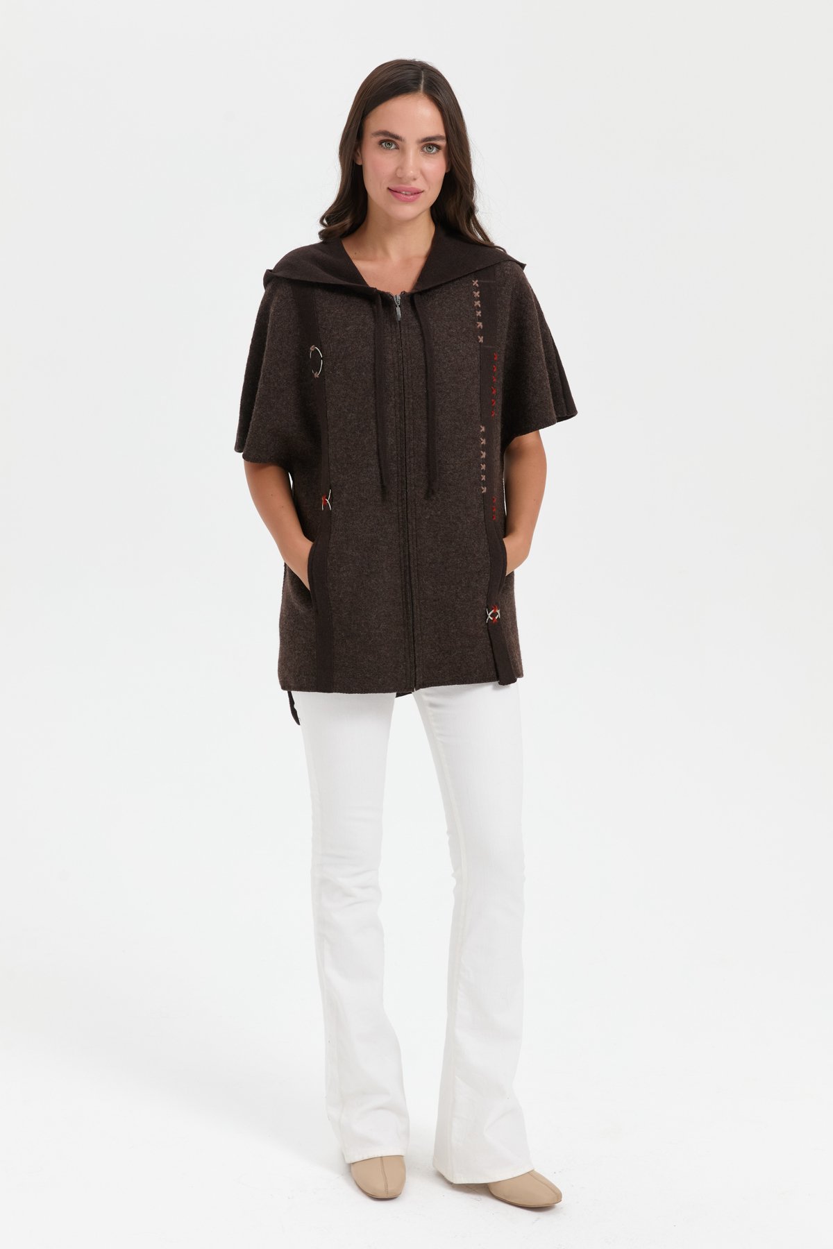 24081Kadın Kapüşonlu Önü Keçe İşlemeli Fermuarlı Yün Panço K.Kahve