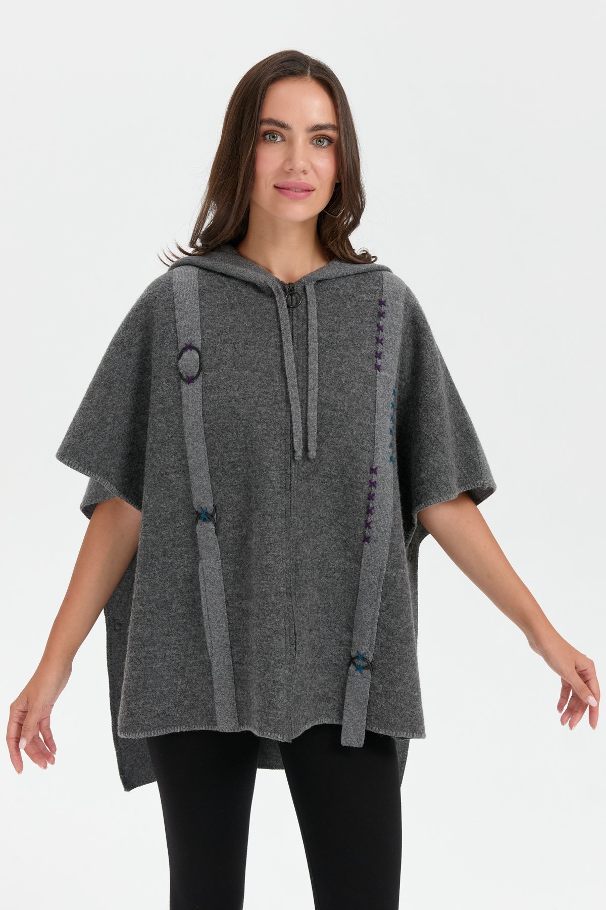 24081Kadın Kapüşonlu Önü Keçe İşlemeli Fermuarlı Yün Panço Füme