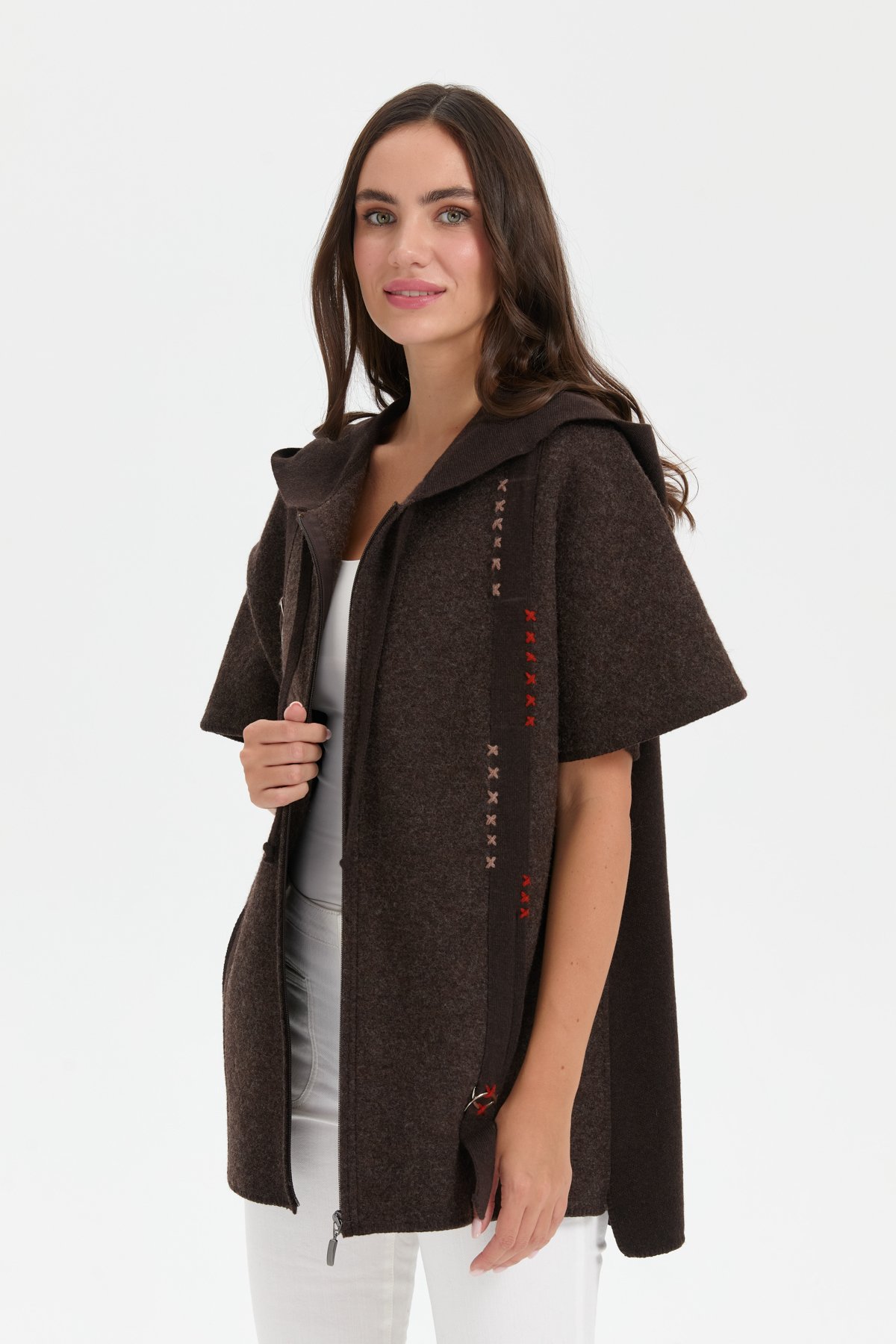 24081Kadın Kapüşonlu Önü Keçe İşlemeli Fermuarlı Yün Panço K.Kahve