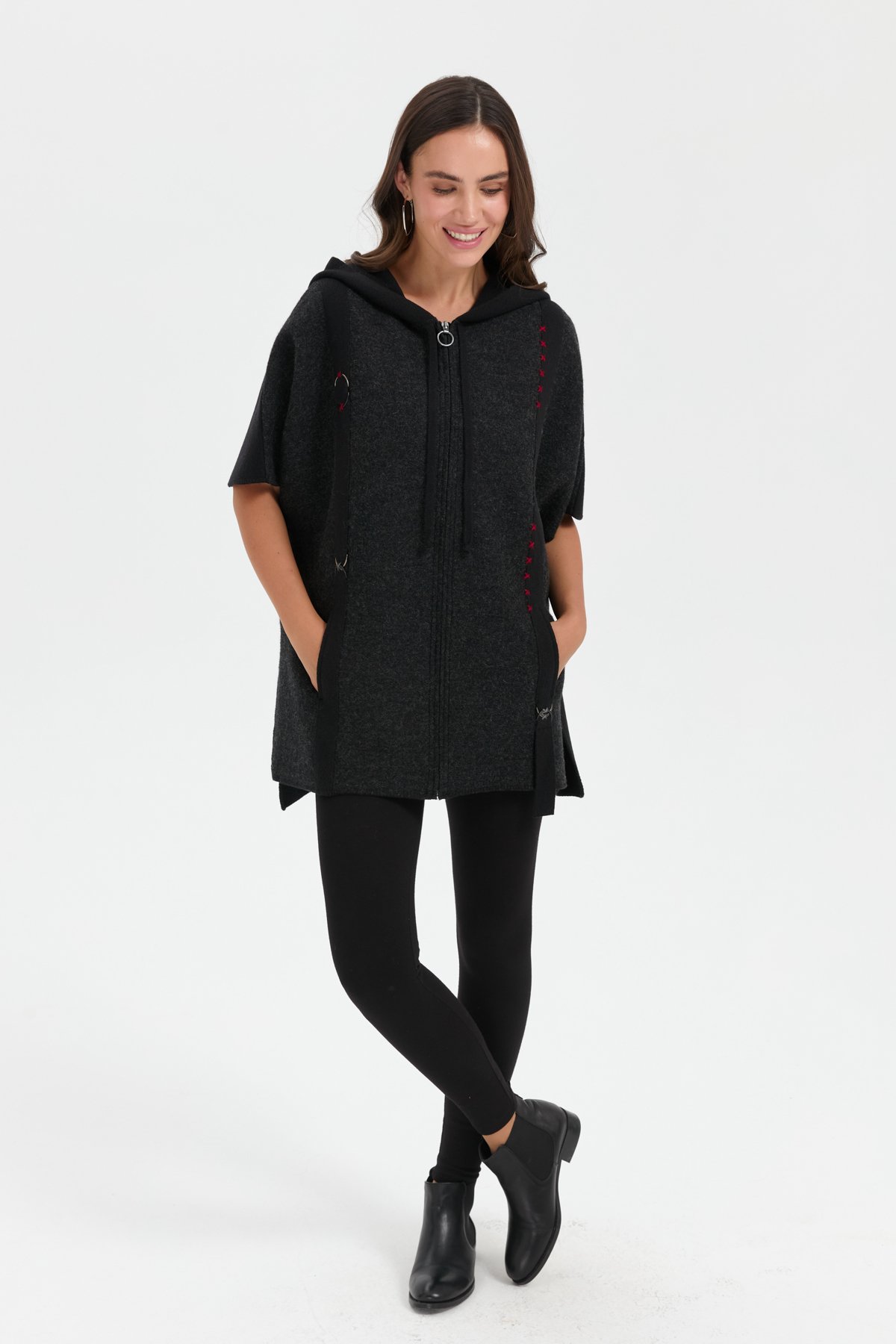 24081Kadın Kapüşonlu Önü Keçe İşlemeli Fermuarlı Yün Panço Siyah
