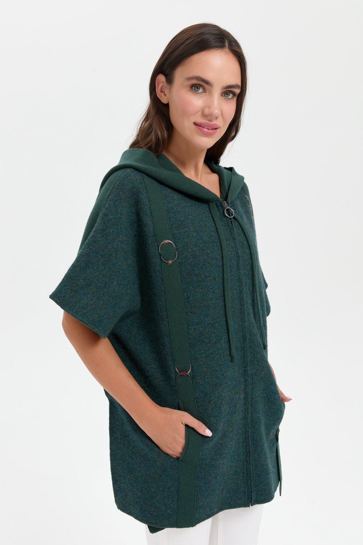 24081Kadın Kapüşonlu Önü Keçe İşlemeli Fermuarlı Yün Panço Yeşil