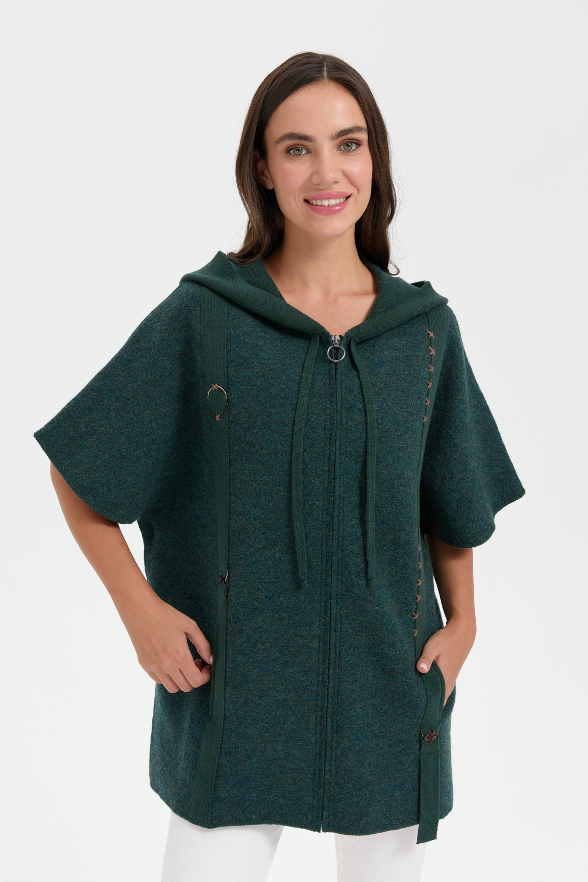 24081Kadın Kapüşonlu Önü Keçe İşlemeli Fermuarlı Yün Panço Yeşil