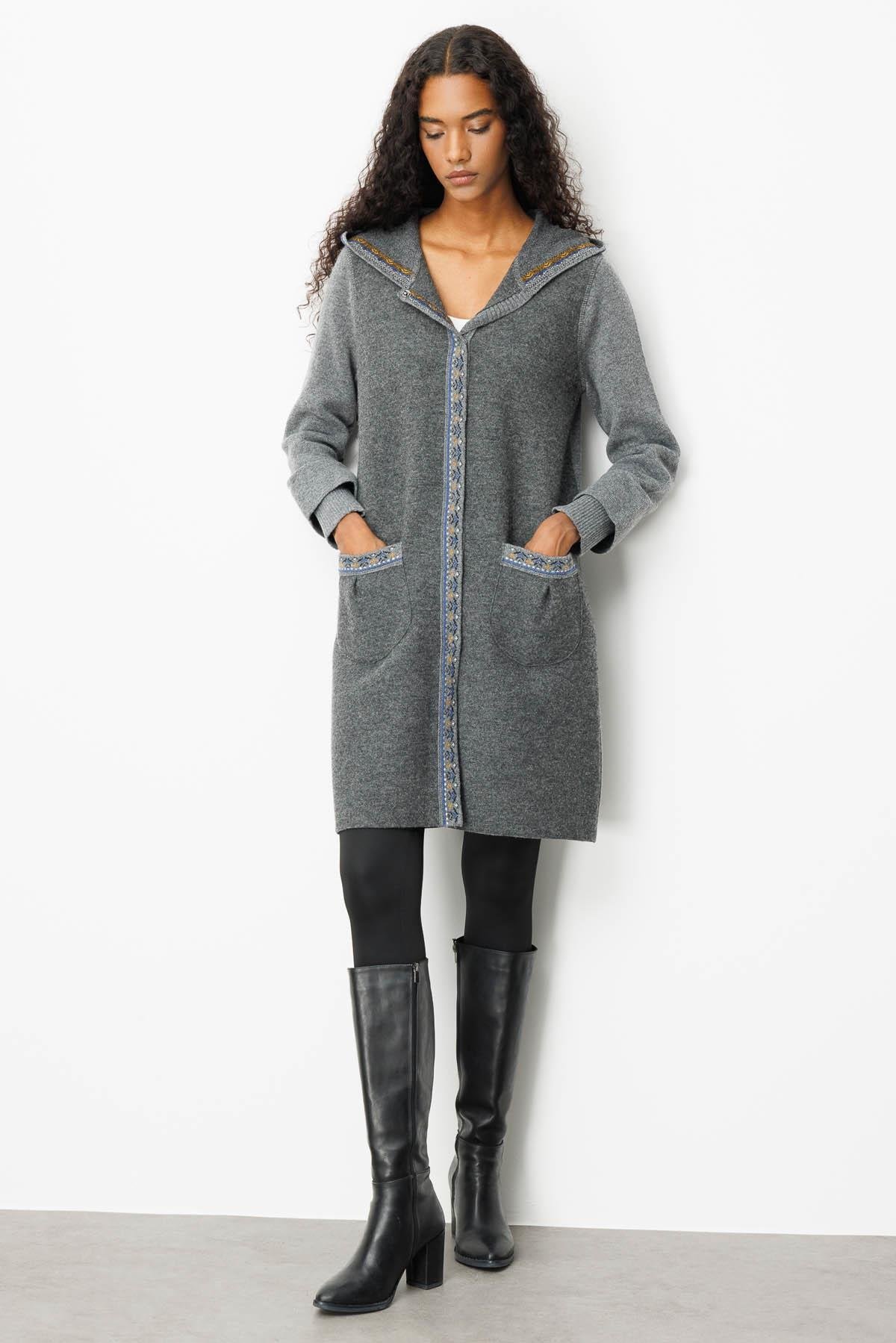 25019Kadın Kapüşonlu Önü Keçe Yün Kaban Füme