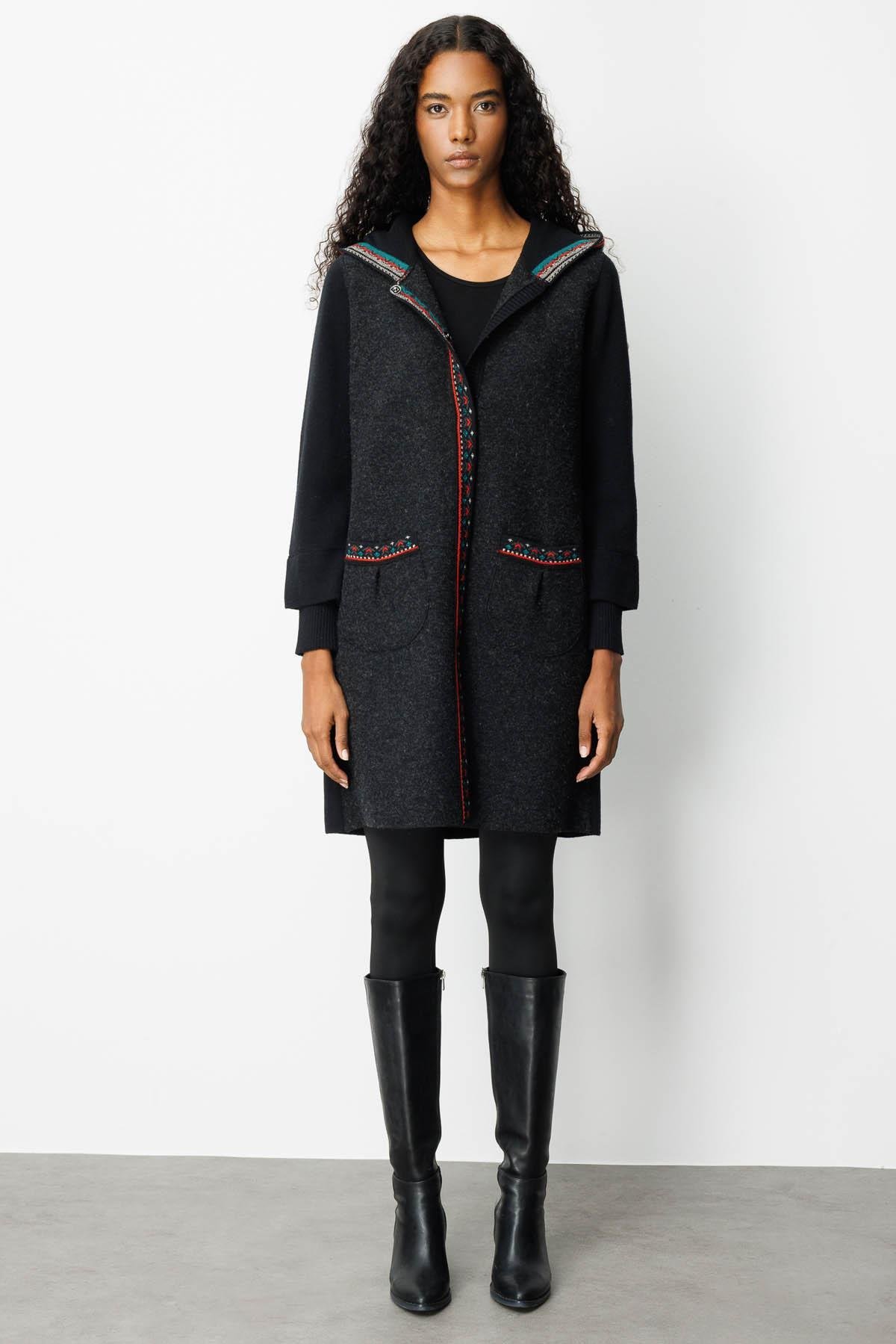 25019Kadın Kapüşonlu Önü Keçe Yün Kaban Siyah