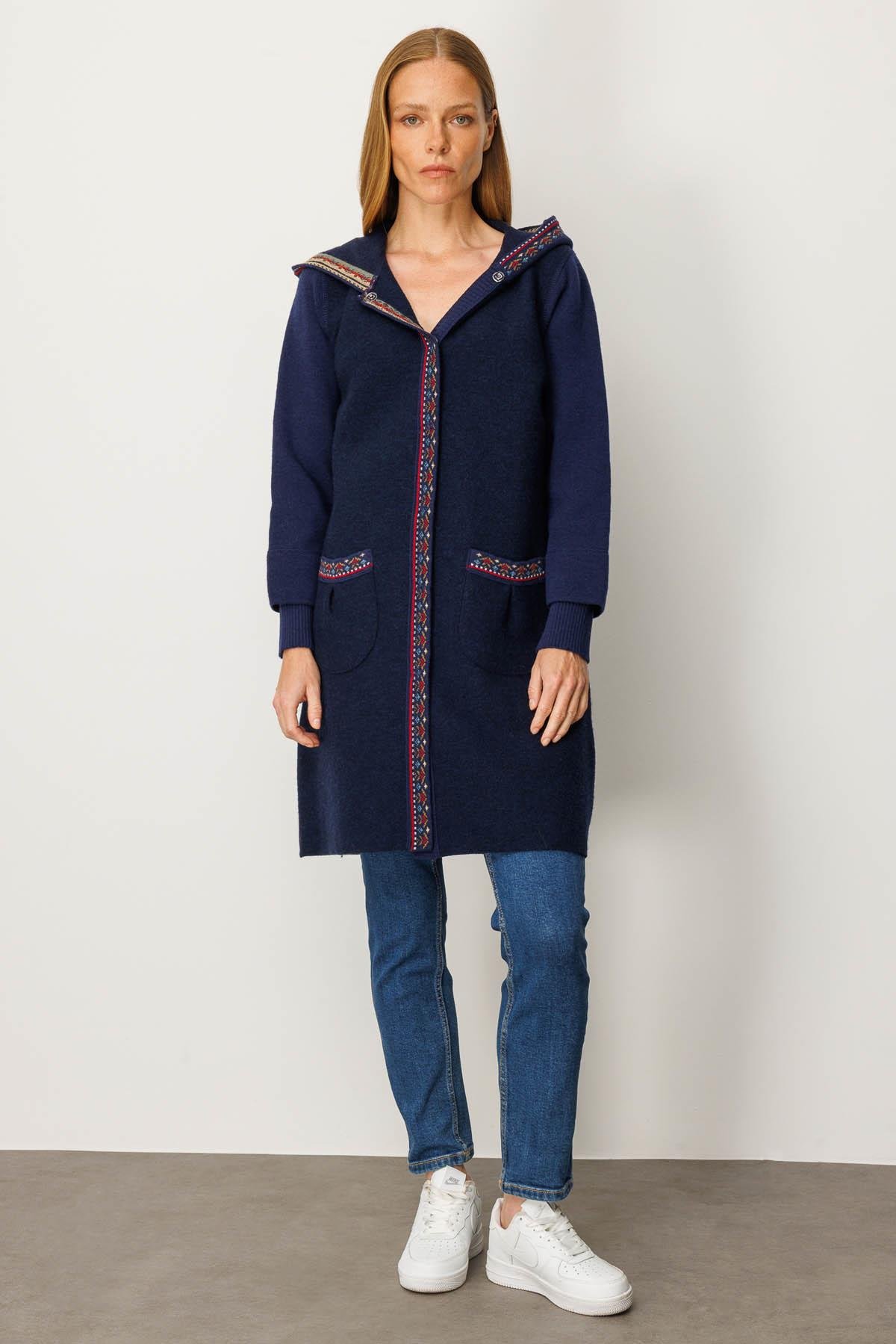 25019Kadın Kapüşonlu Önü Keçe Yün Kaban Y.A.Lacivert