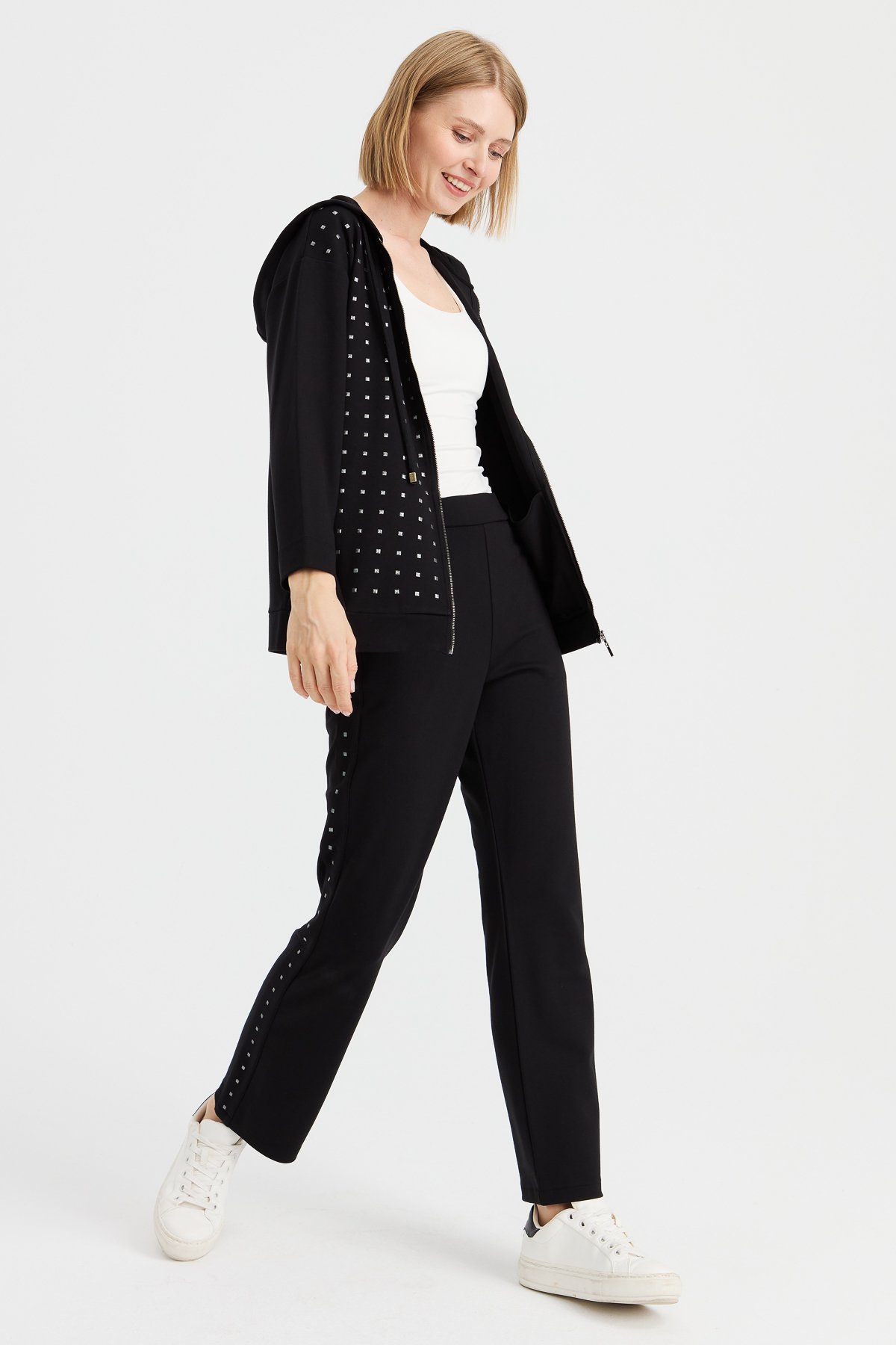 KMK23011Kadın Kapüşonlu Önü Minik Kare Taşlı Sweat Siyah