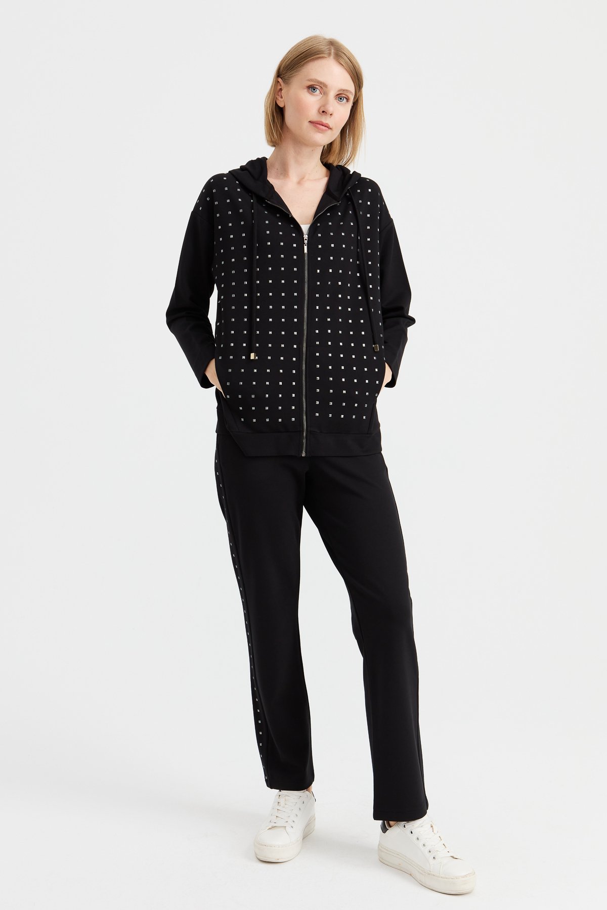 KMK23011Kadın Kapüşonlu Önü Minik Kare Taşlı Sweat Siyah